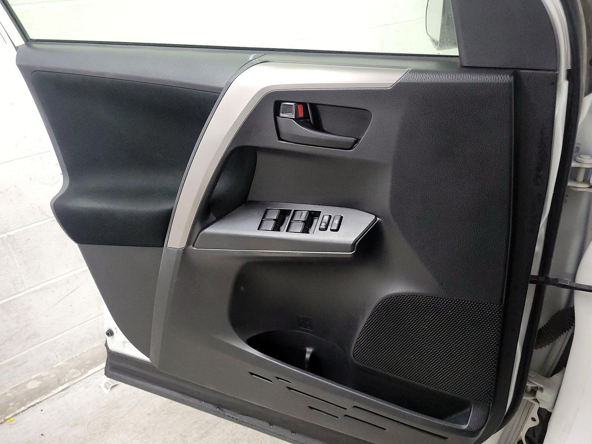 Thumbnail: 2018 Toyota RAV4 - 12