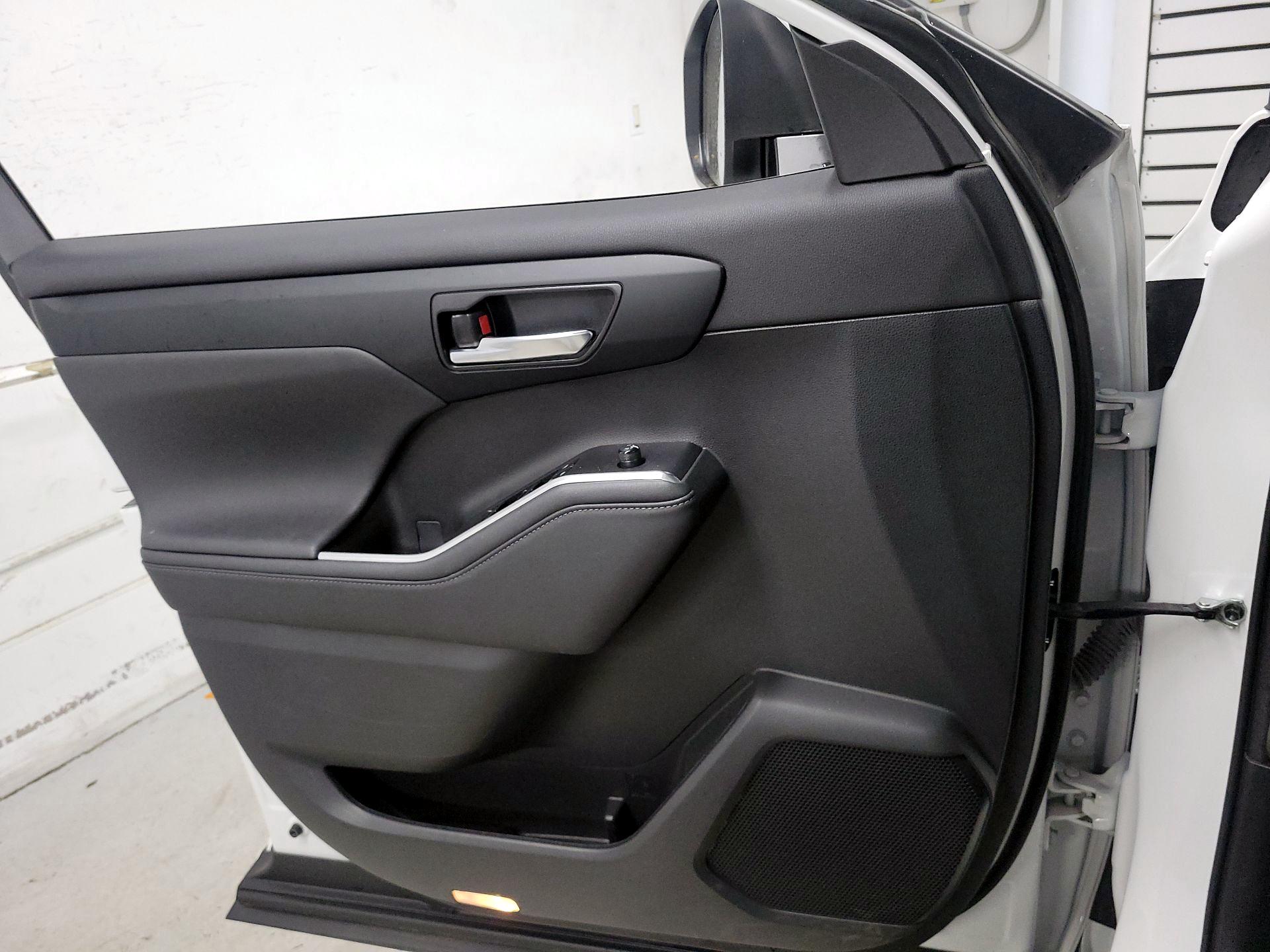 Thumbnail: 2023 Toyota Highlander - 12