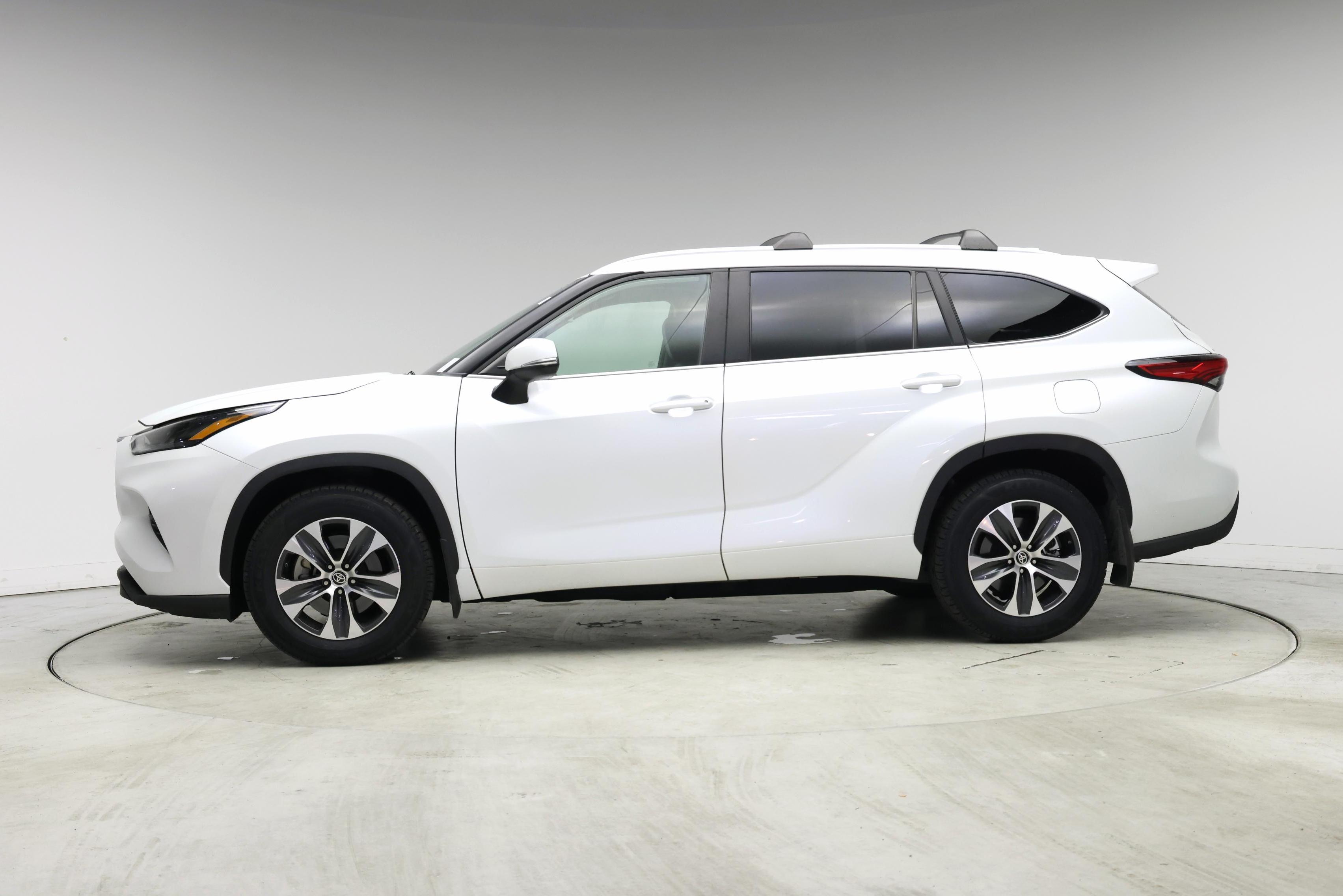 Thumbnail: 2023 Toyota Highlander - 3
