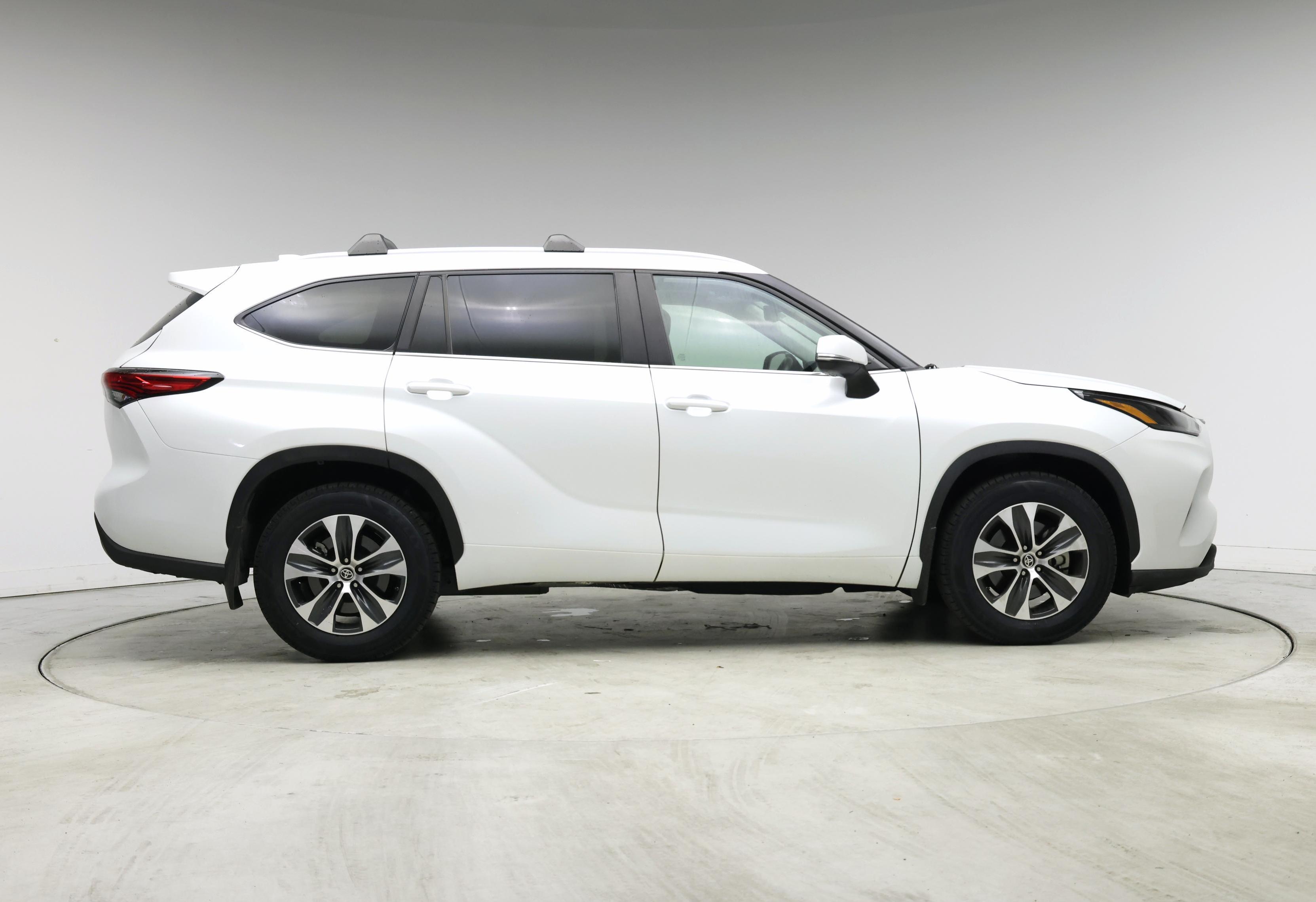 Thumbnail: 2023 Toyota Highlander - 7