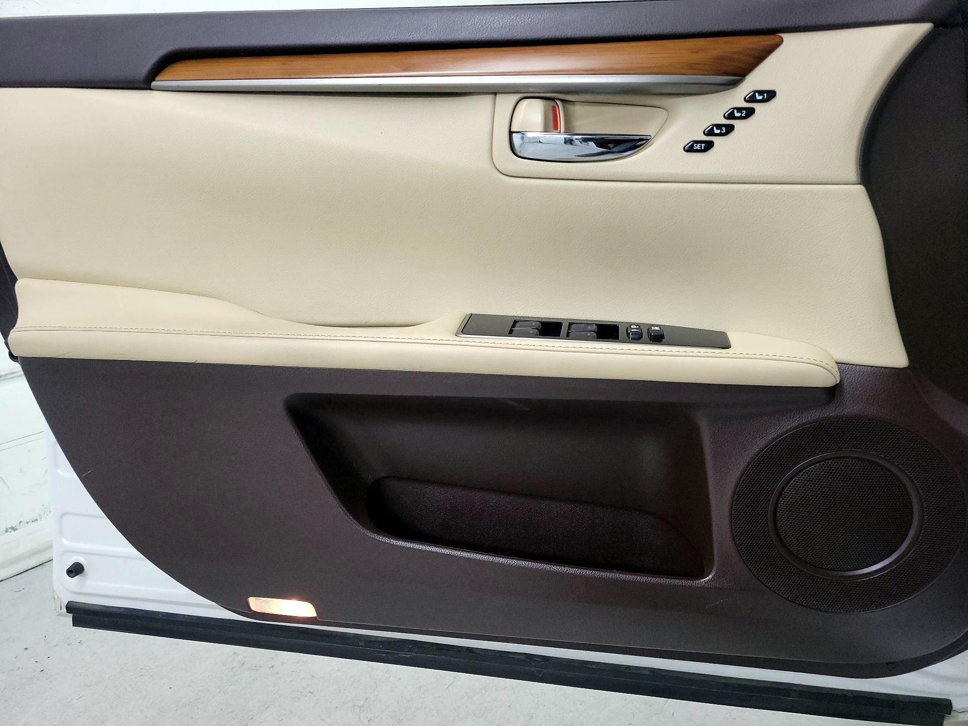 Thumbnail: 2017 Lexus ES - 12