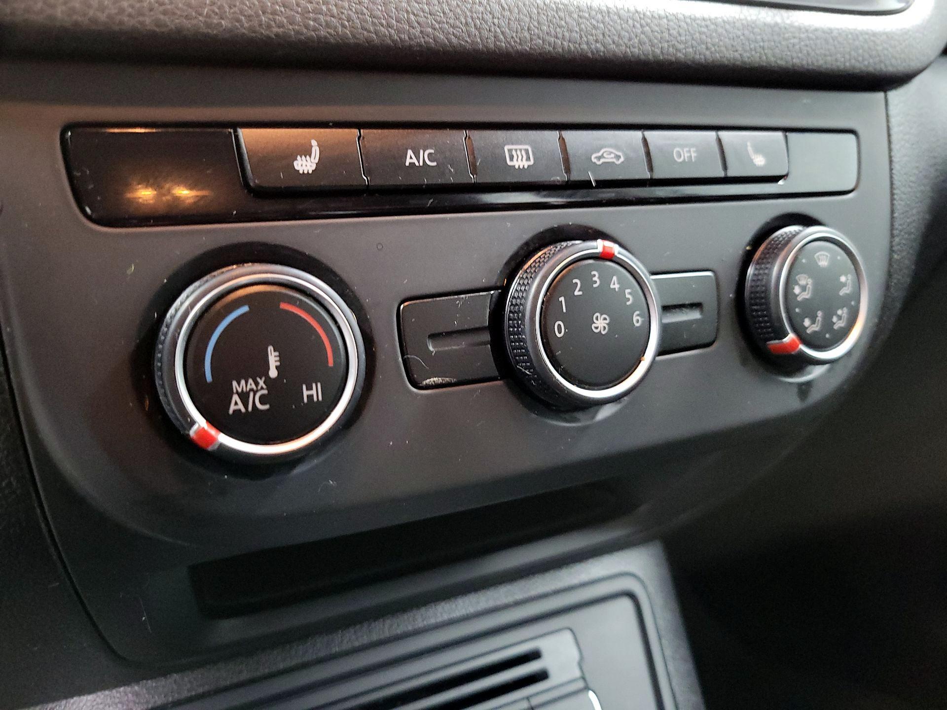 Thumbnail: 2016 Volkswagen Tiguan - 16