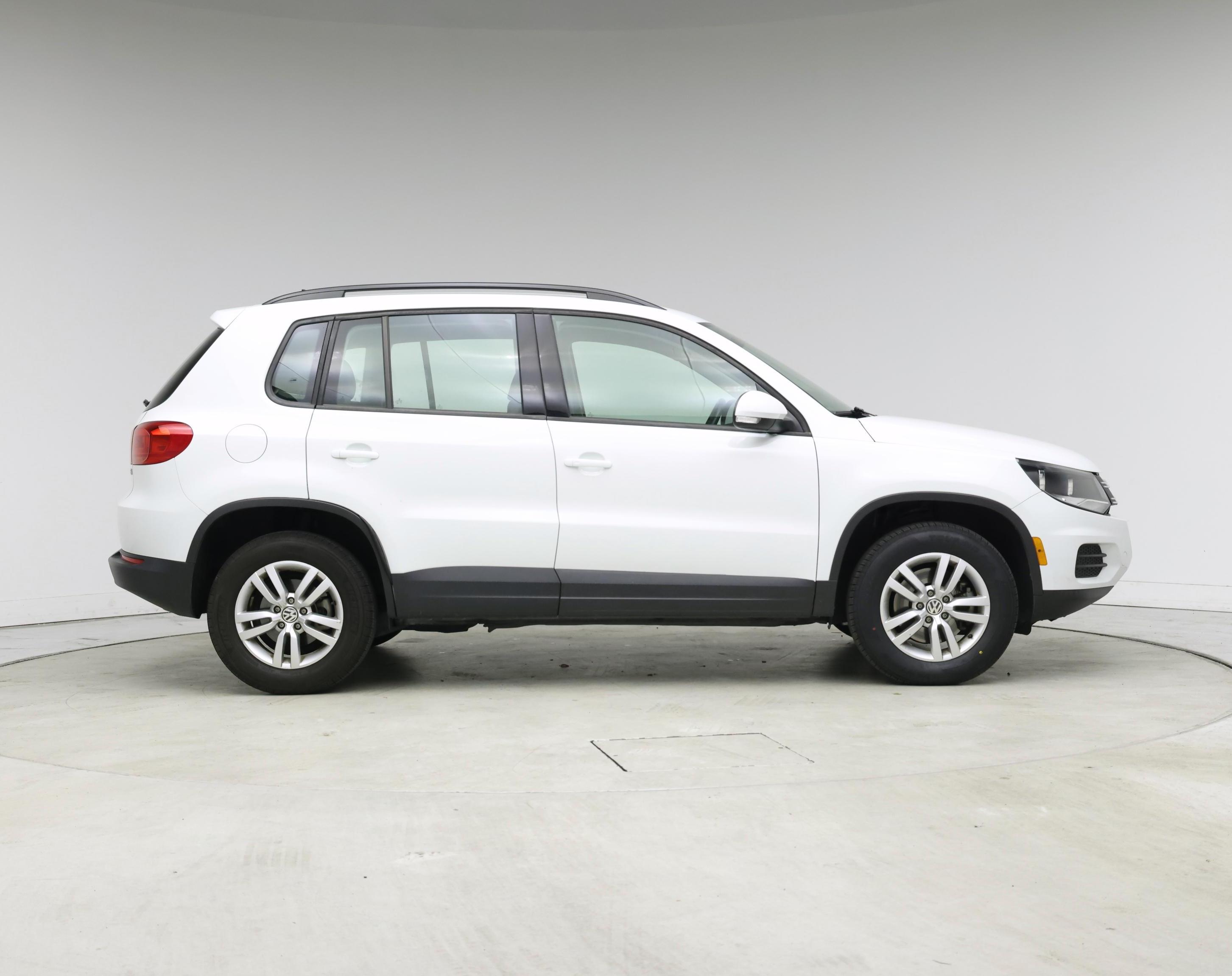 Thumbnail: 2016 Volkswagen Tiguan - 7