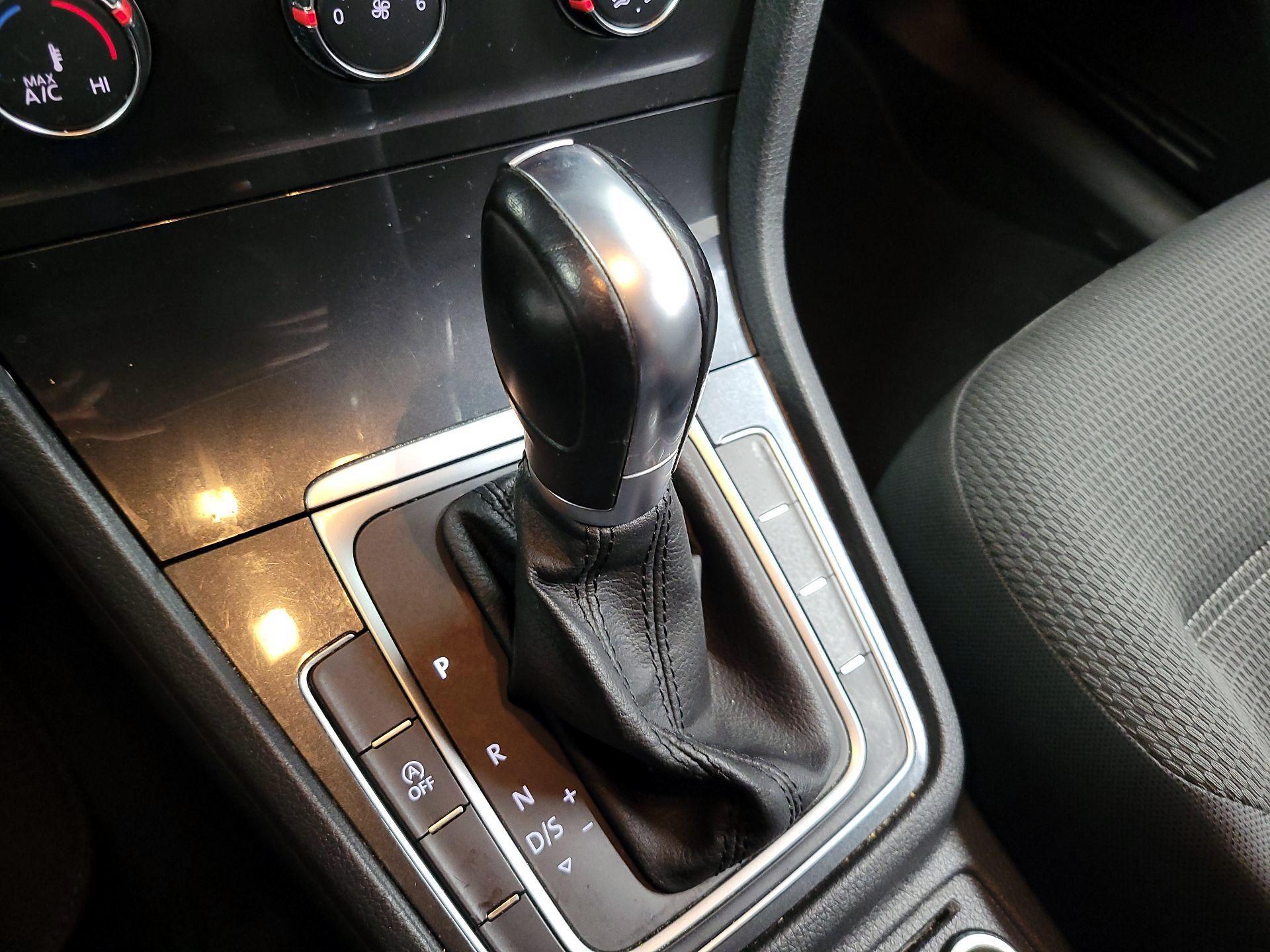 Thumbnail: 2019 Volkswagen Golf - 17