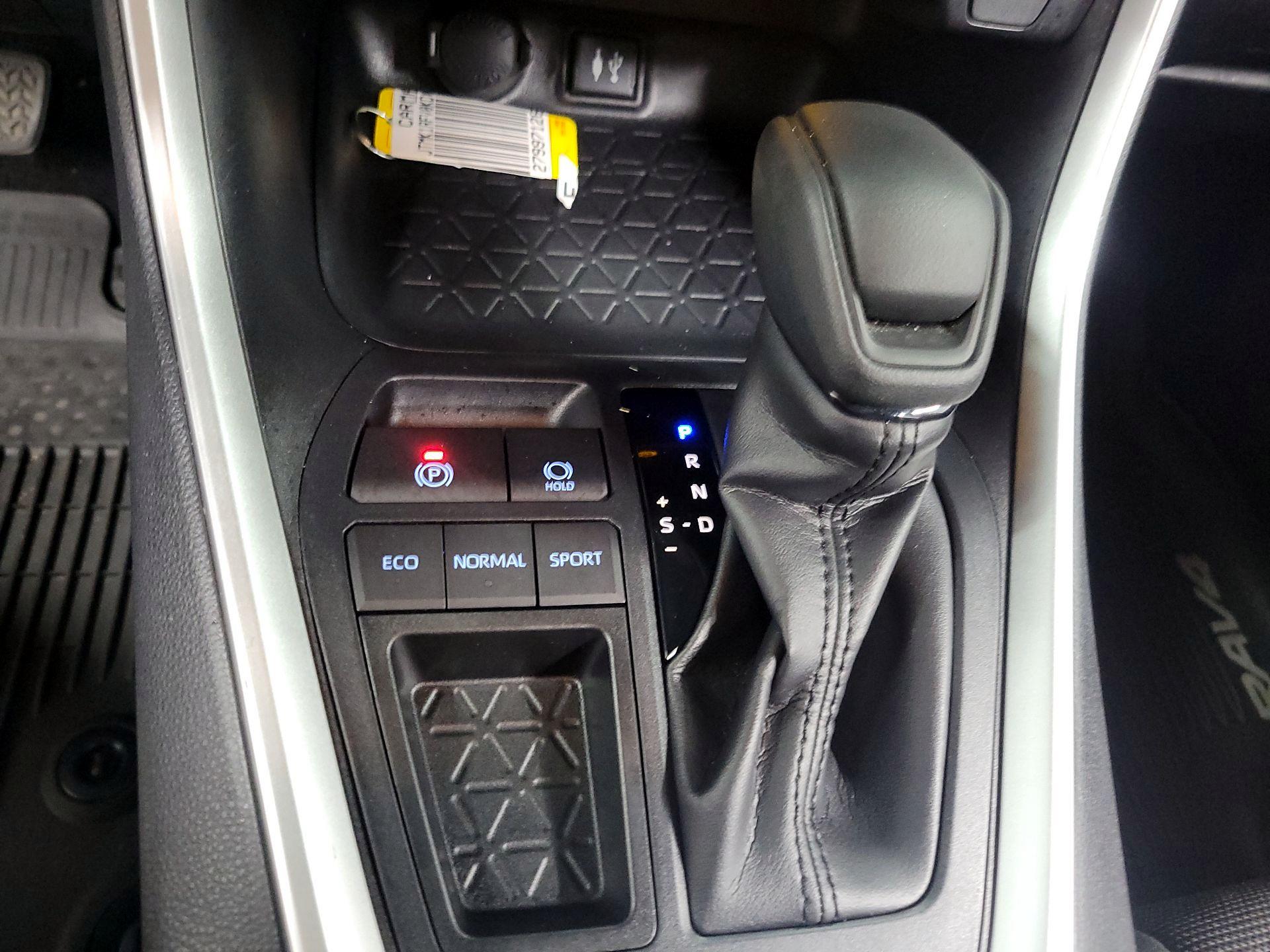 Thumbnail: 2019 Toyota RAV4 - 16