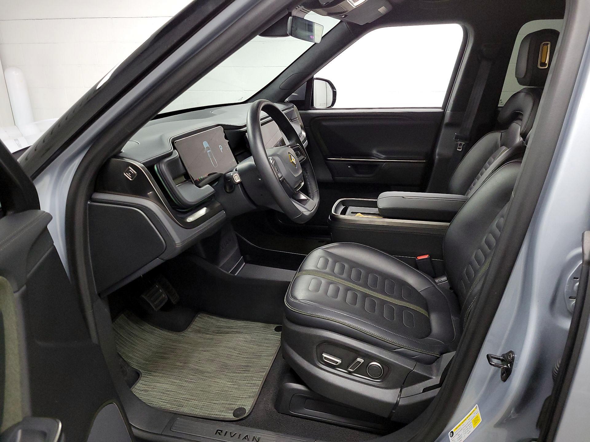 Thumbnail: 2025 Rivian R1T - 11