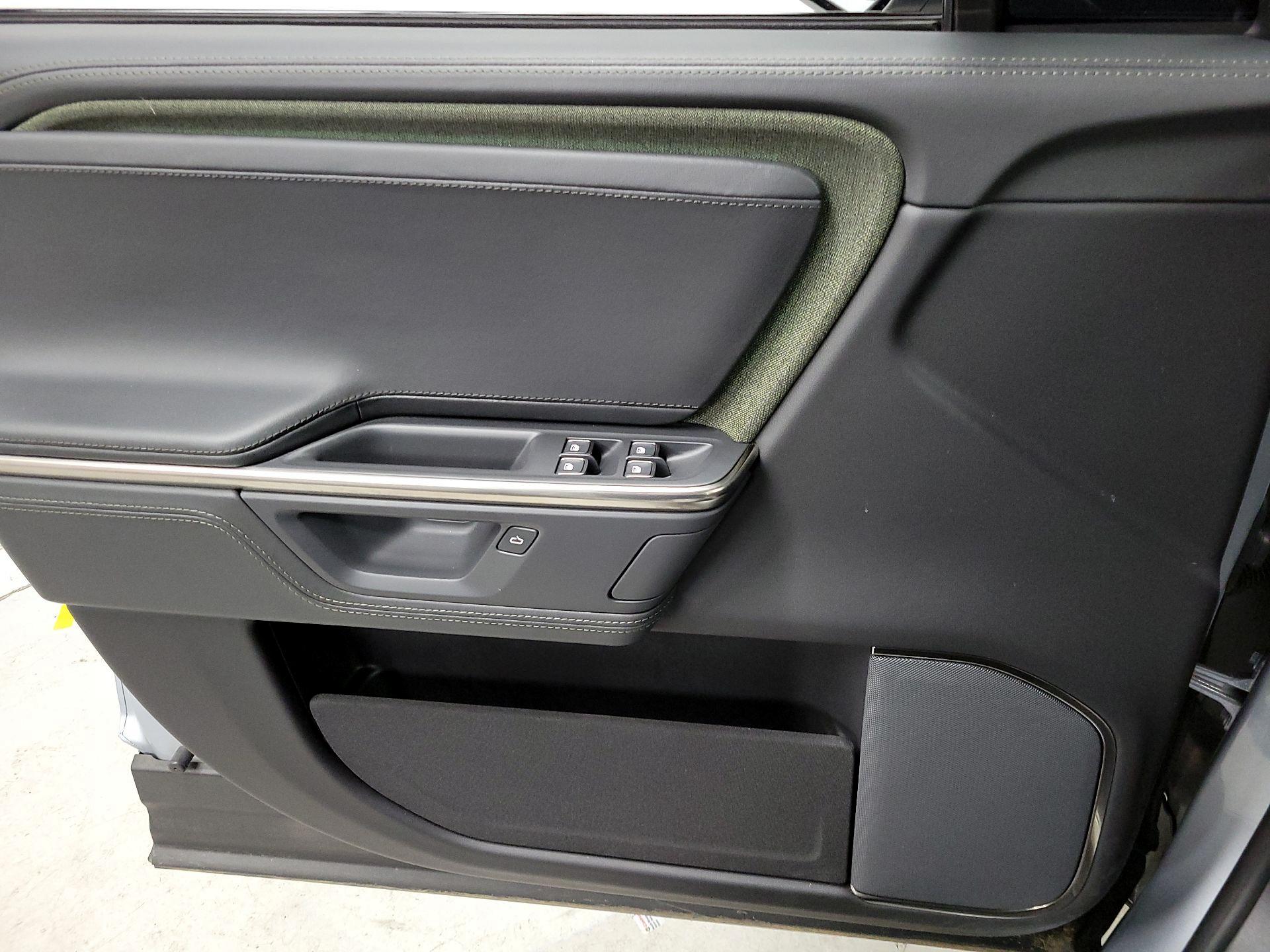 Thumbnail: 2025 Rivian R1T - 12