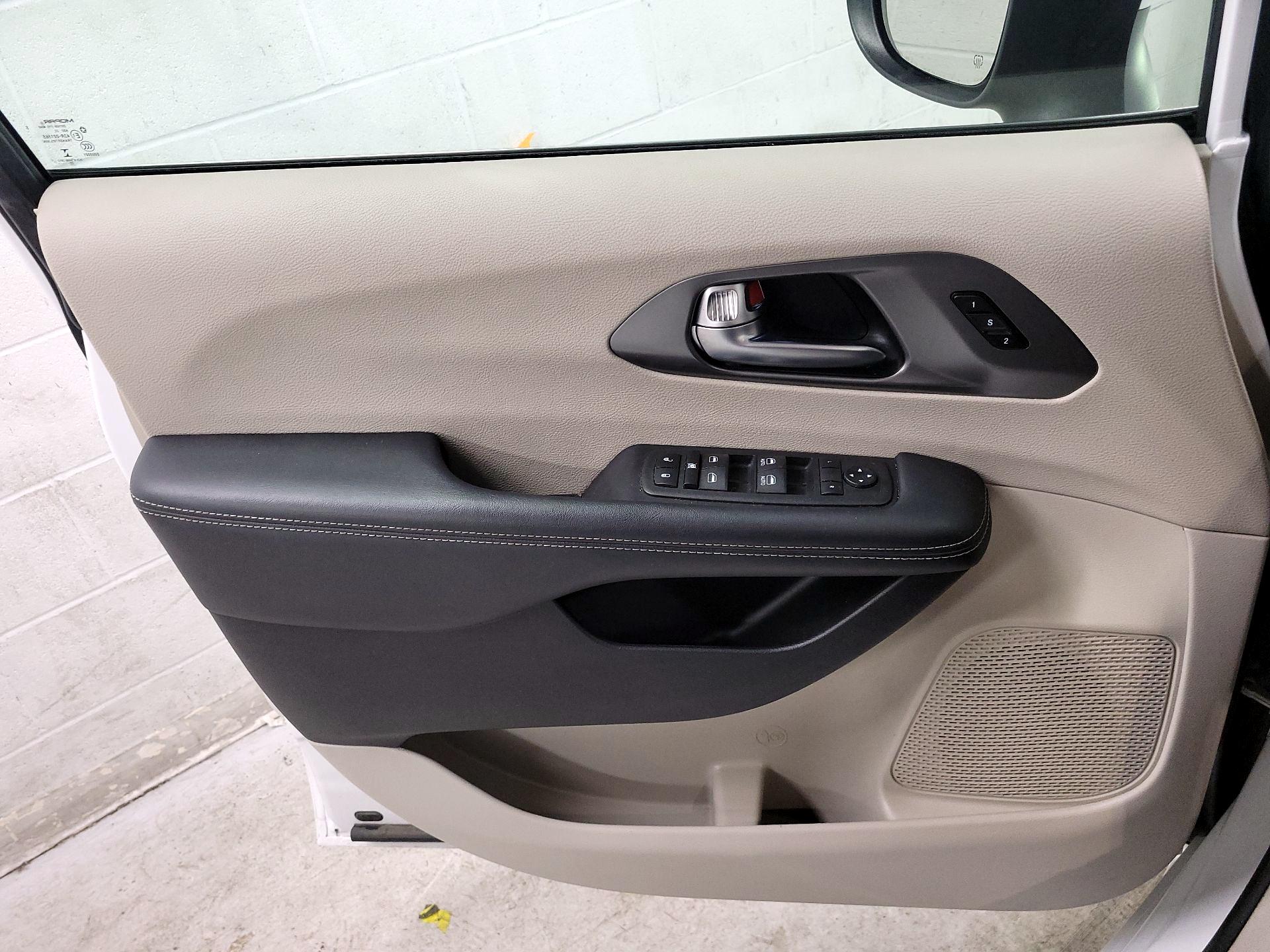 Thumbnail: 2023 Chrysler Pacifica - 12