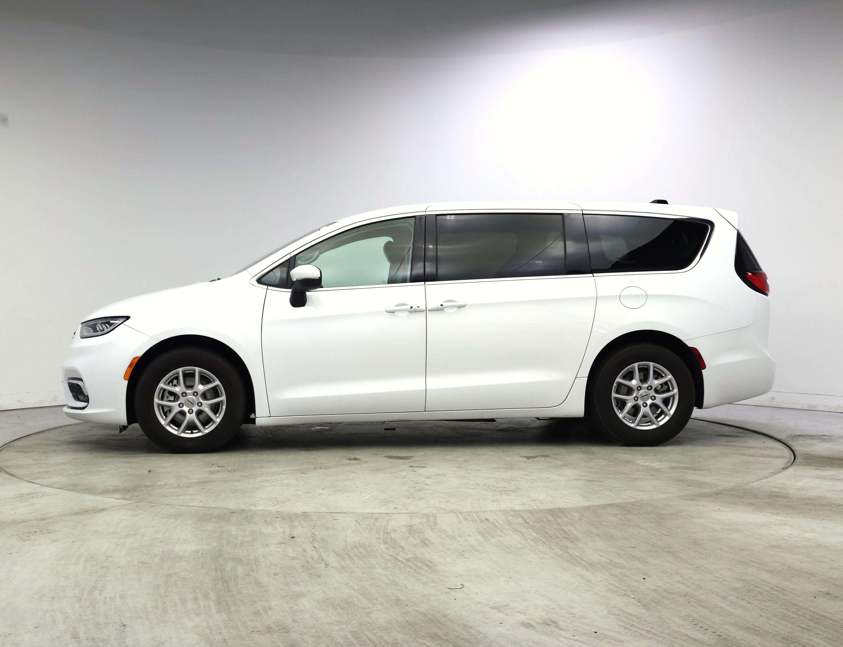 Thumbnail: 2023 Chrysler Pacifica - 3