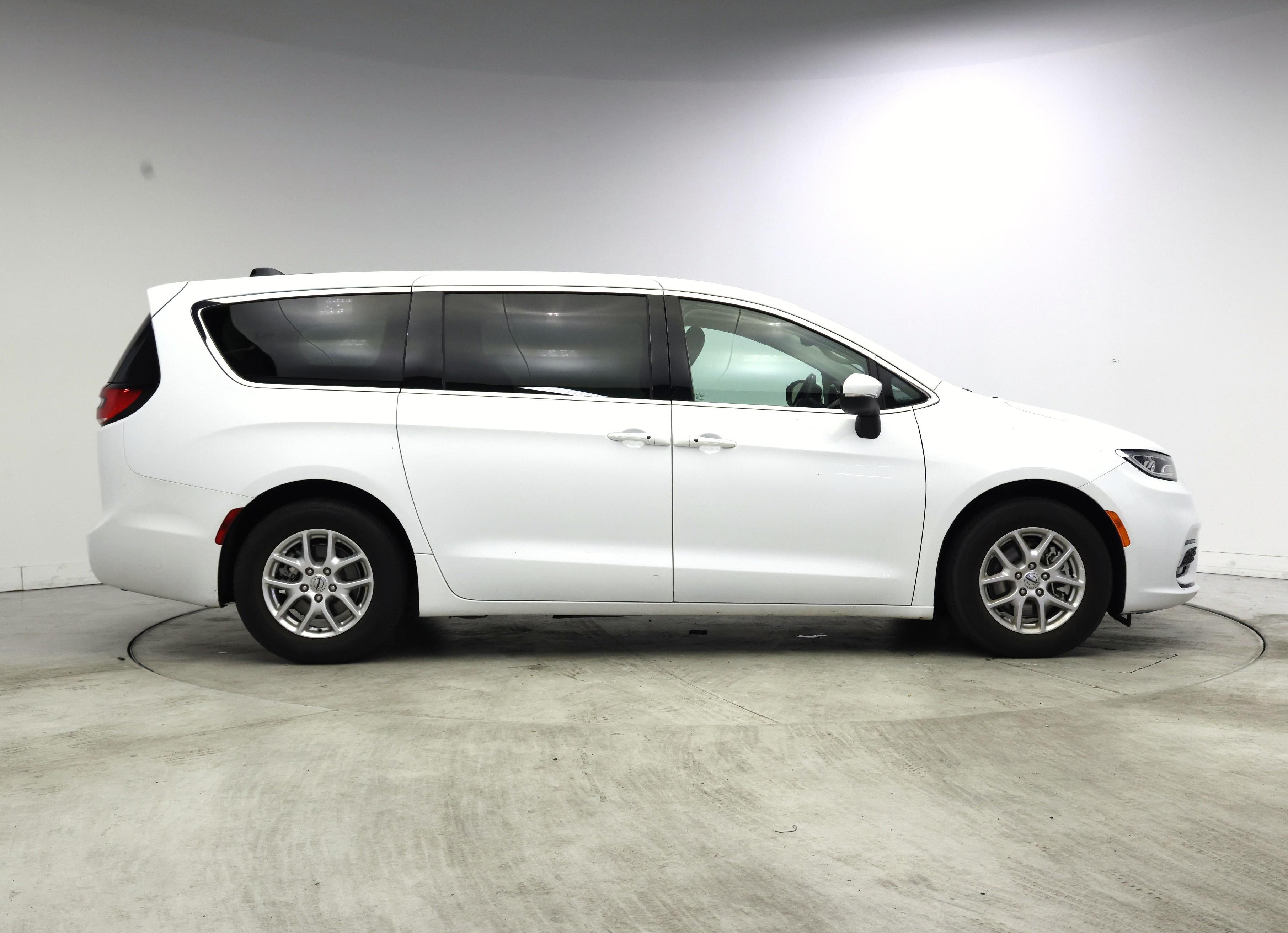 Thumbnail: 2023 Chrysler Pacifica - 7