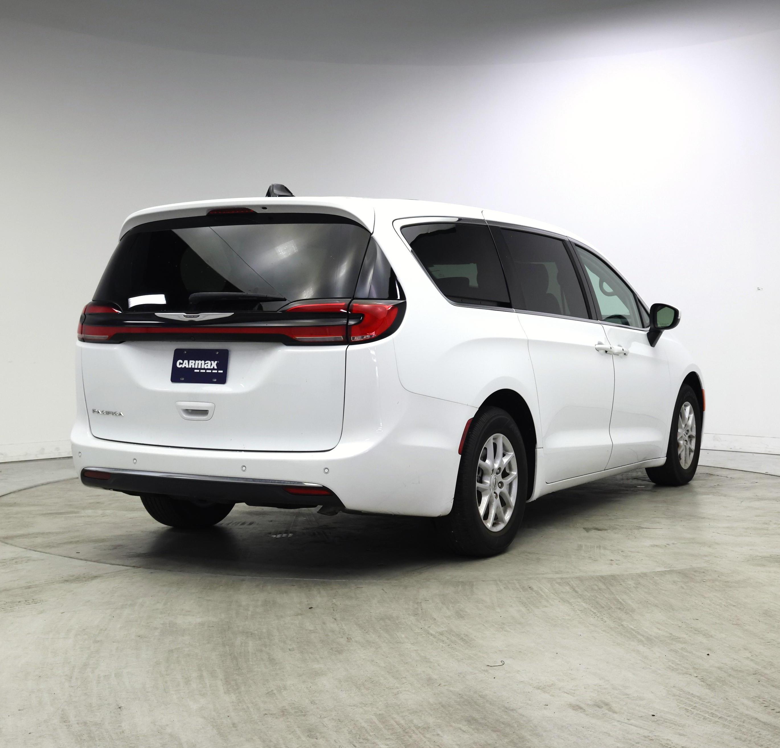 Thumbnail: 2023 Chrysler Pacifica - 8