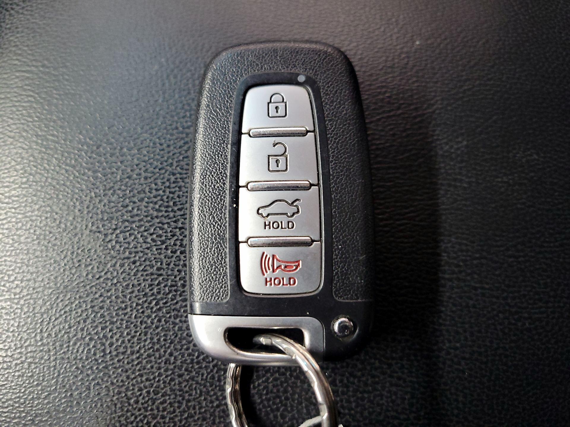 Thumbnail: 2014 Hyundai Genesis - 17