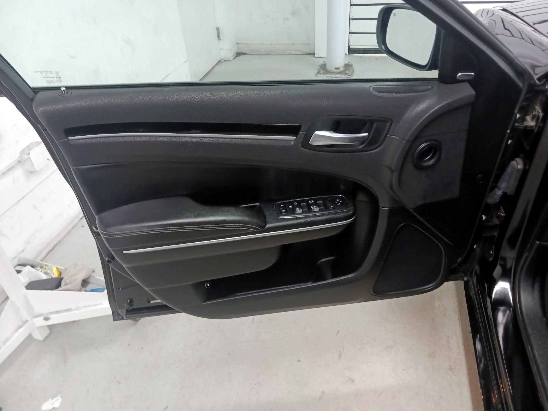 Thumbnail: 2018 Chrysler 300 - 10