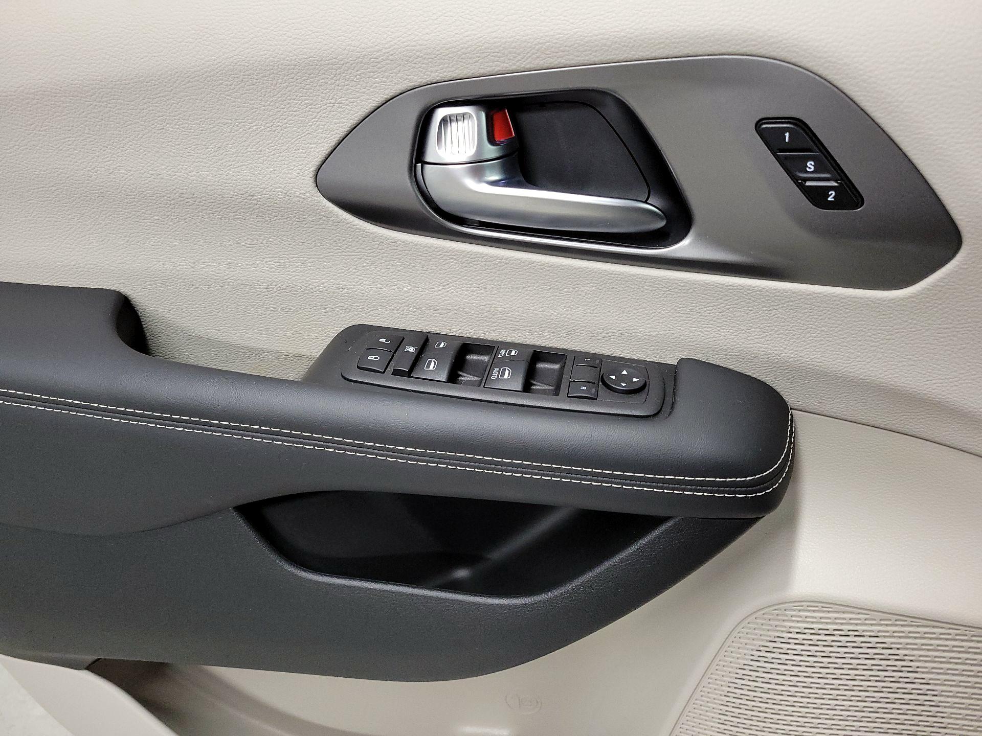 Thumbnail: 2023 Chrysler Pacifica - 12