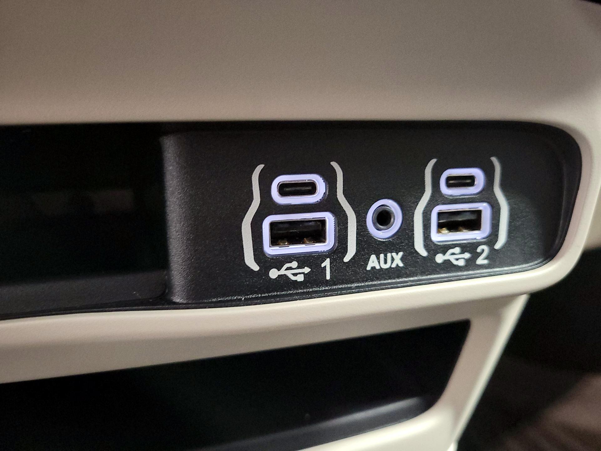 Thumbnail: 2023 Chrysler Pacifica - 18