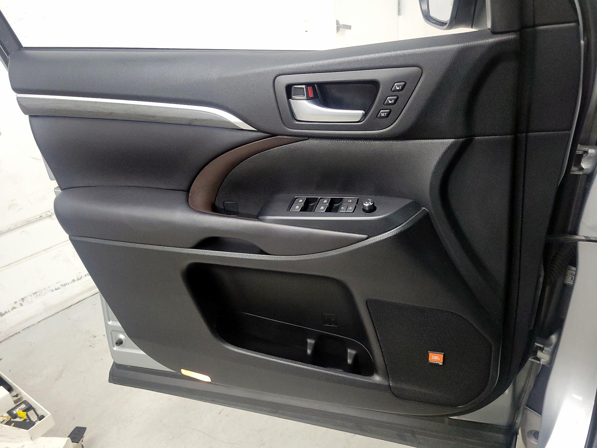 Thumbnail: 2017 Toyota Highlander - 10