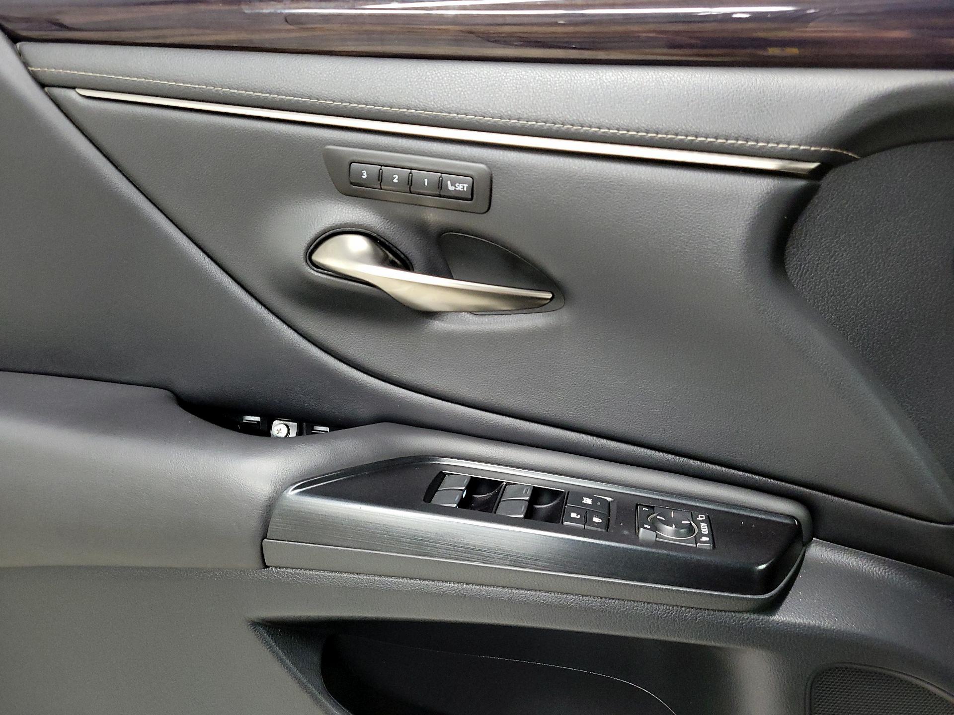 Thumbnail: 2020 Lexus ES - 10