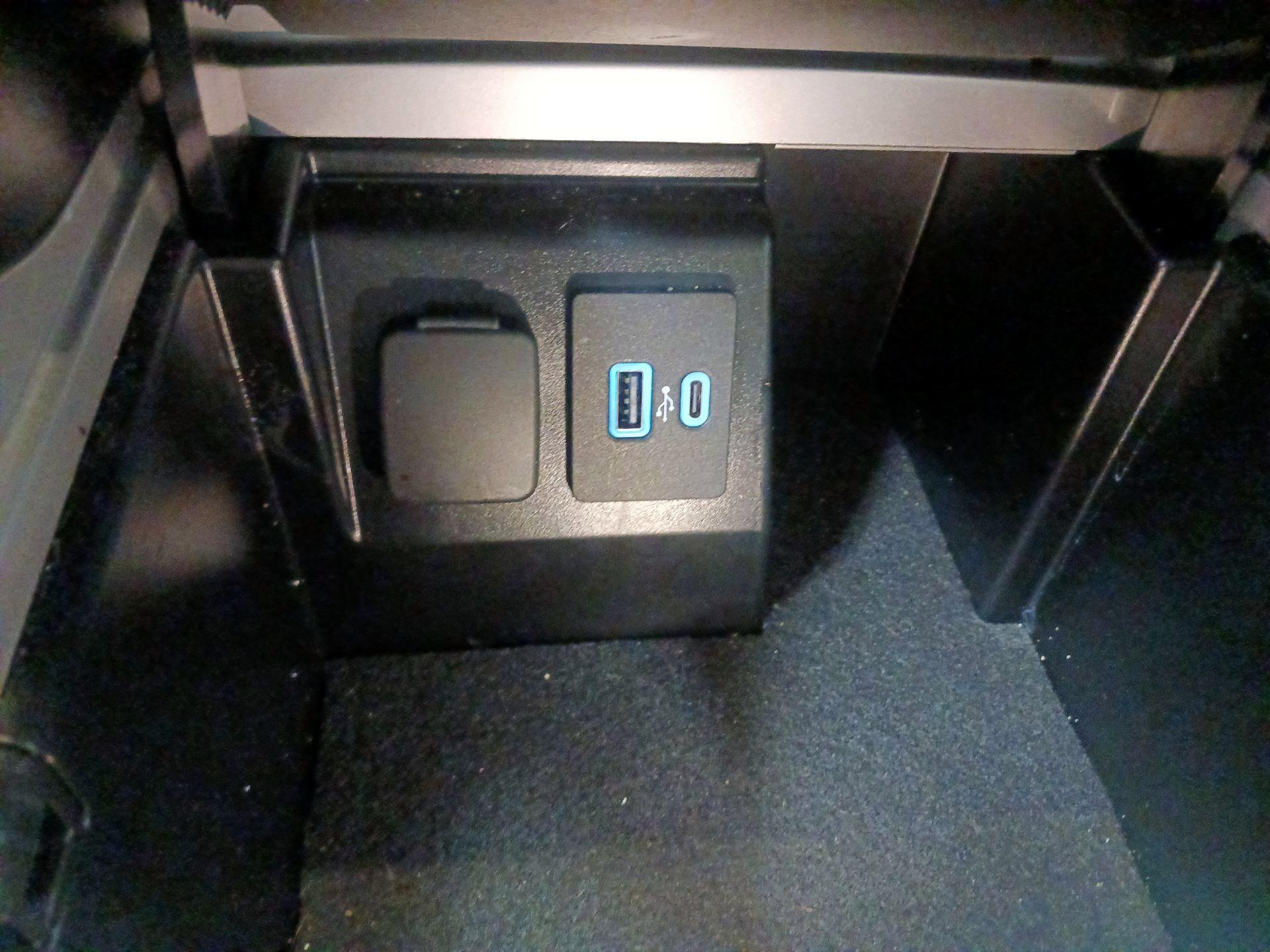 Thumbnail: 2022 Ford Explorer - 16