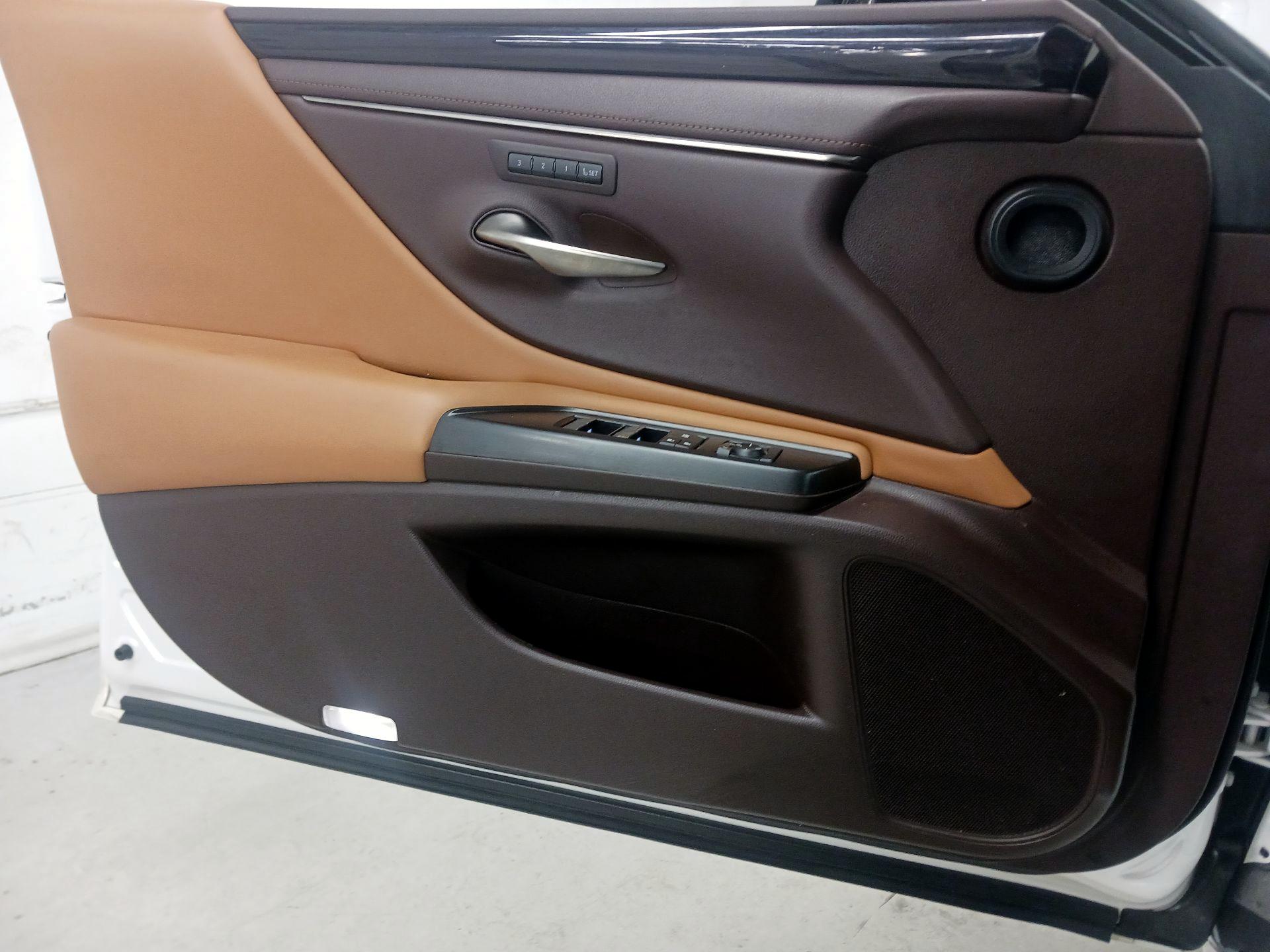 Thumbnail: 2019 Lexus ES - 10