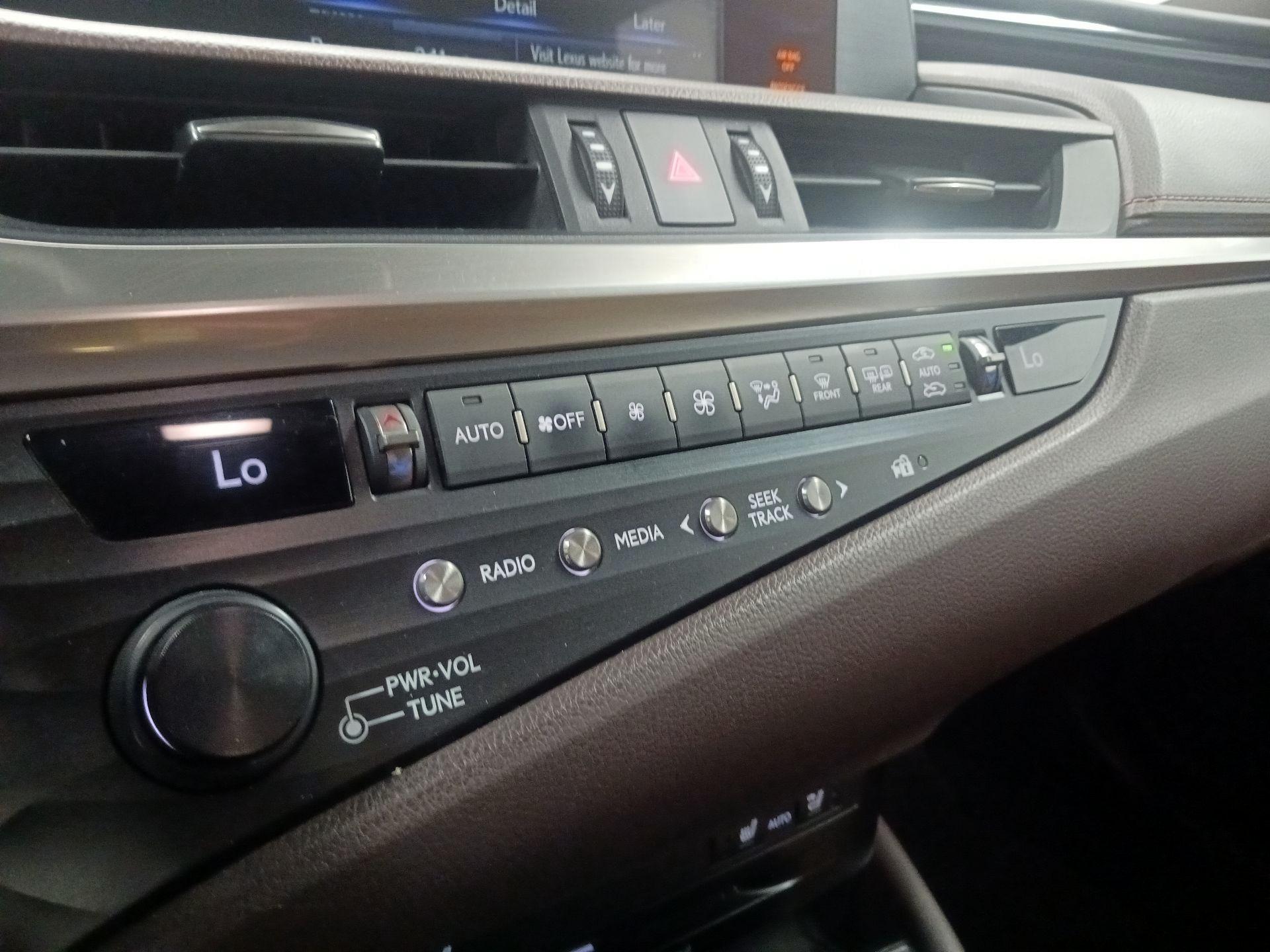 Thumbnail: 2019 Lexus ES - 12