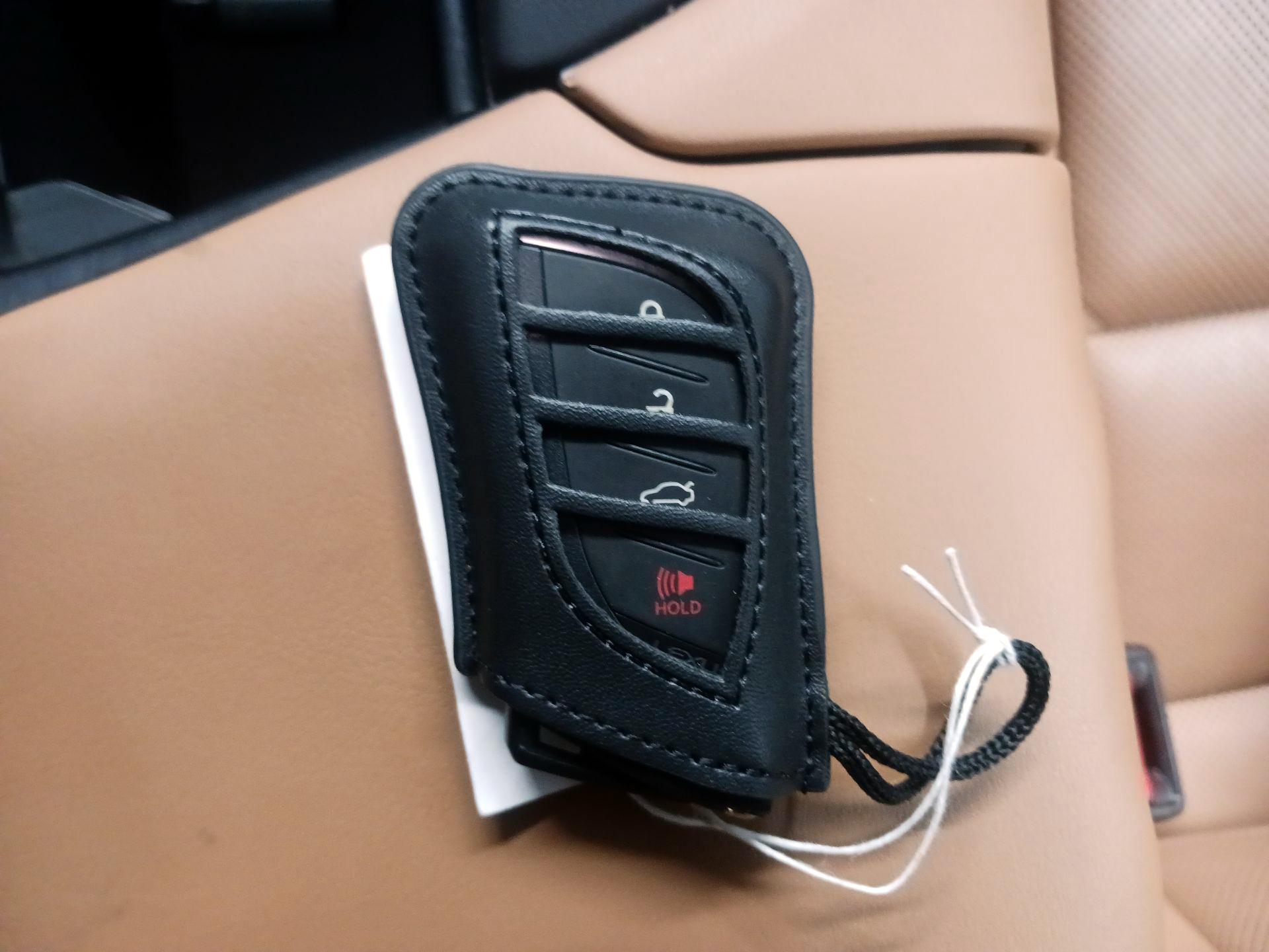 Thumbnail: 2019 Lexus ES - 17