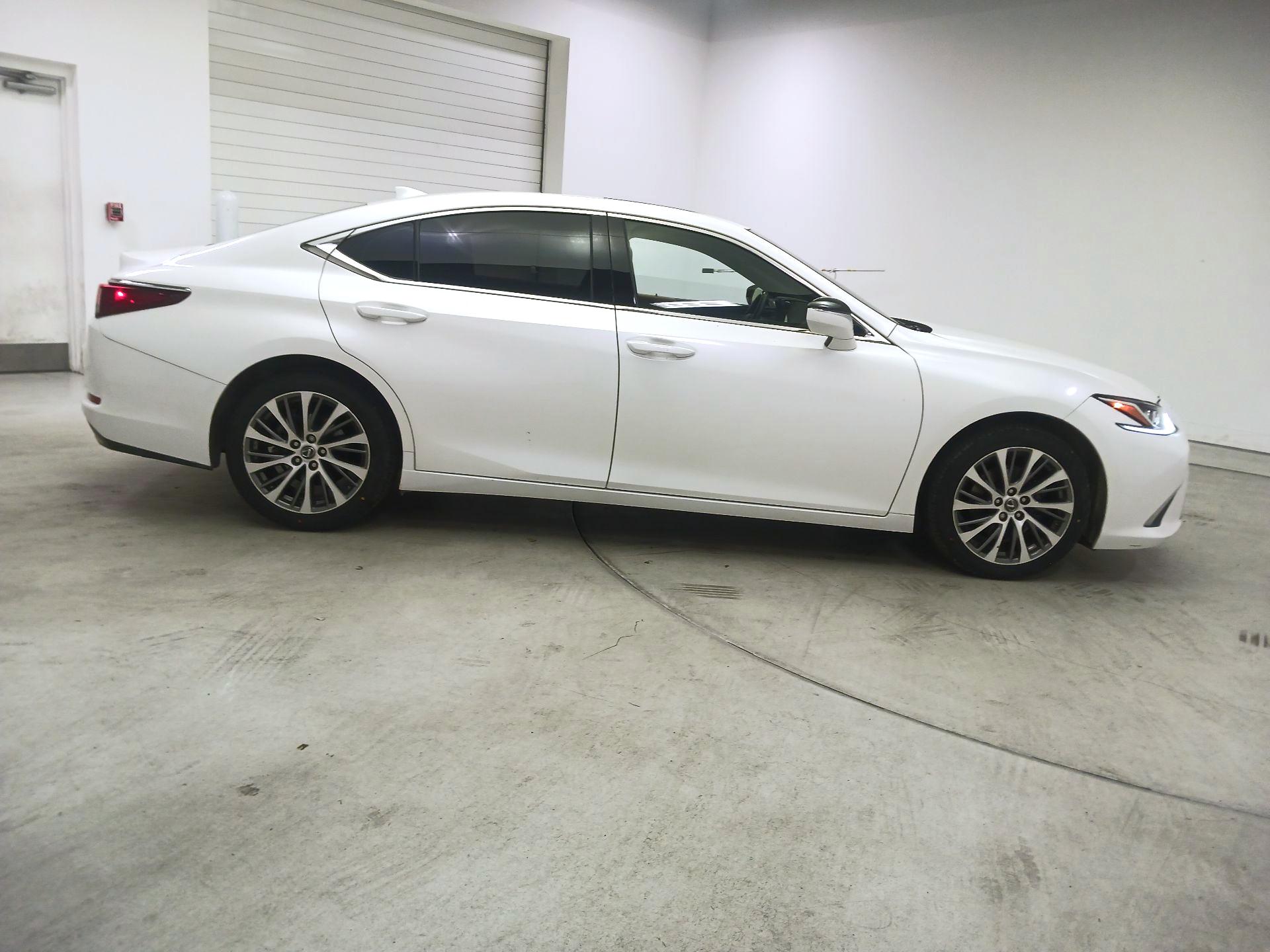 Thumbnail: 2019 Lexus ES - 4