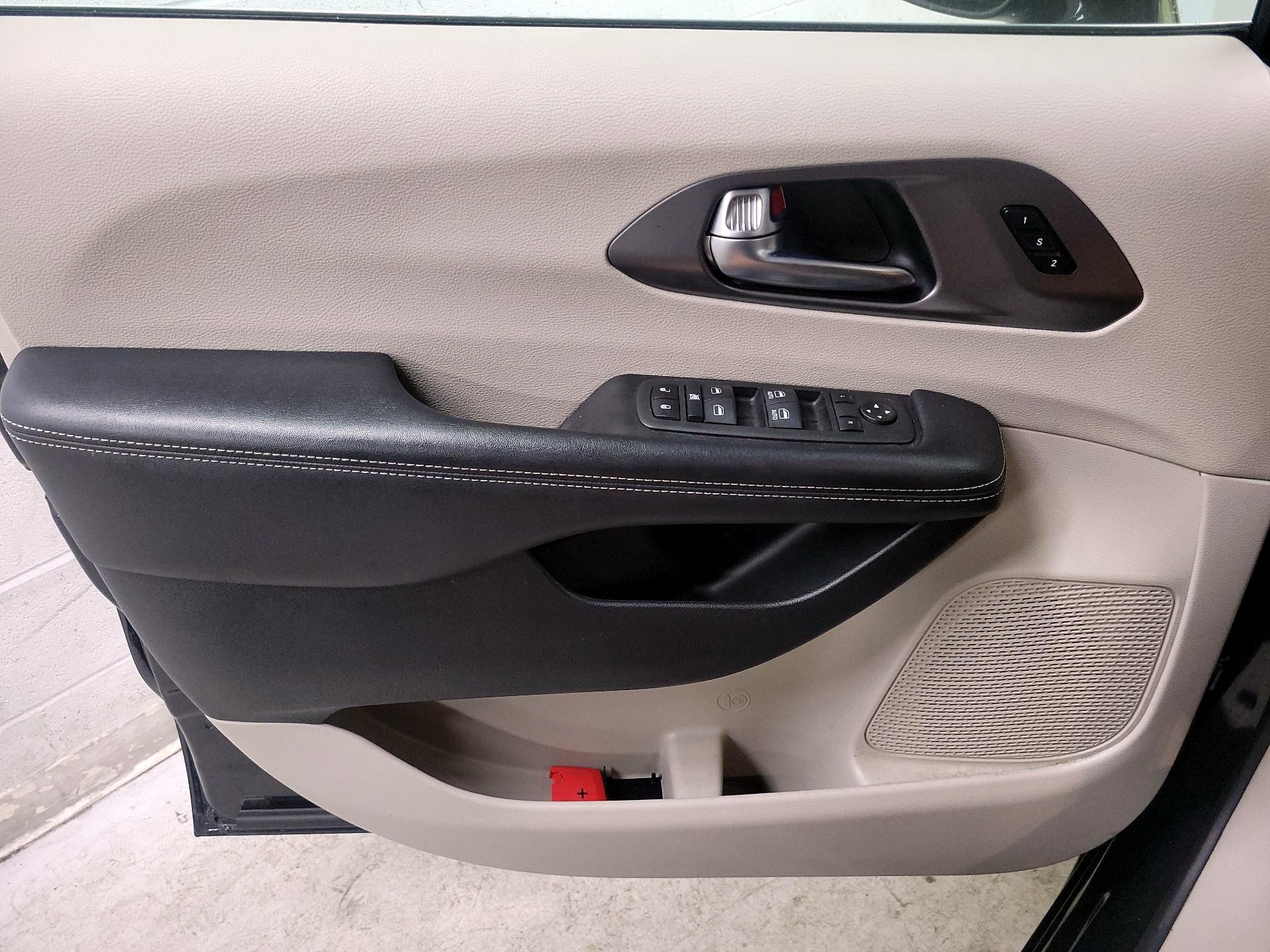 Thumbnail: 2022 Chrysler Pacifica - 12