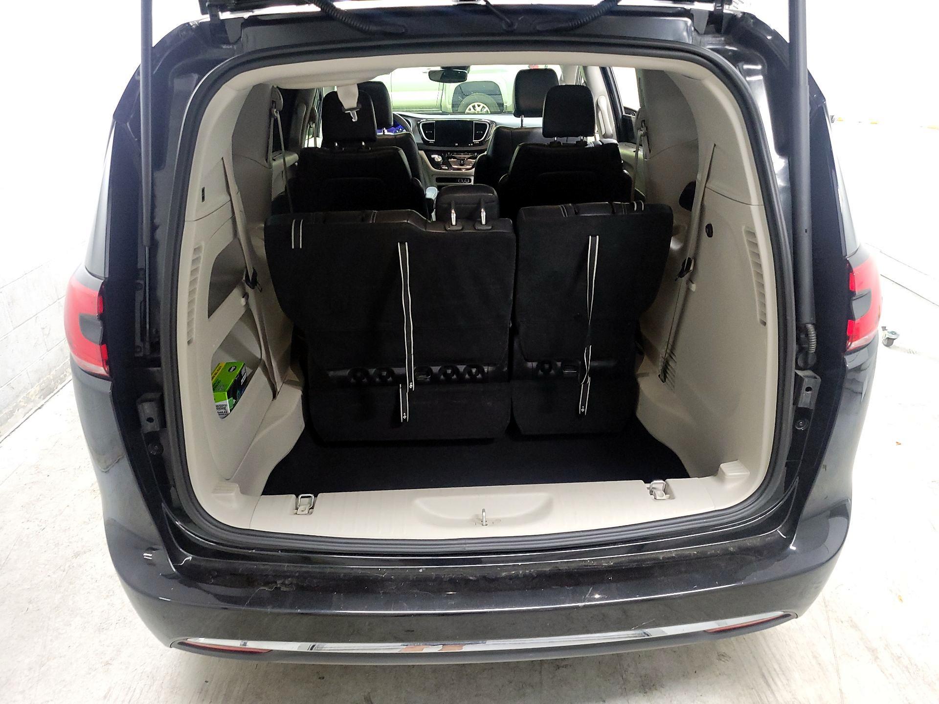 Thumbnail: 2022 Chrysler Pacifica - 17