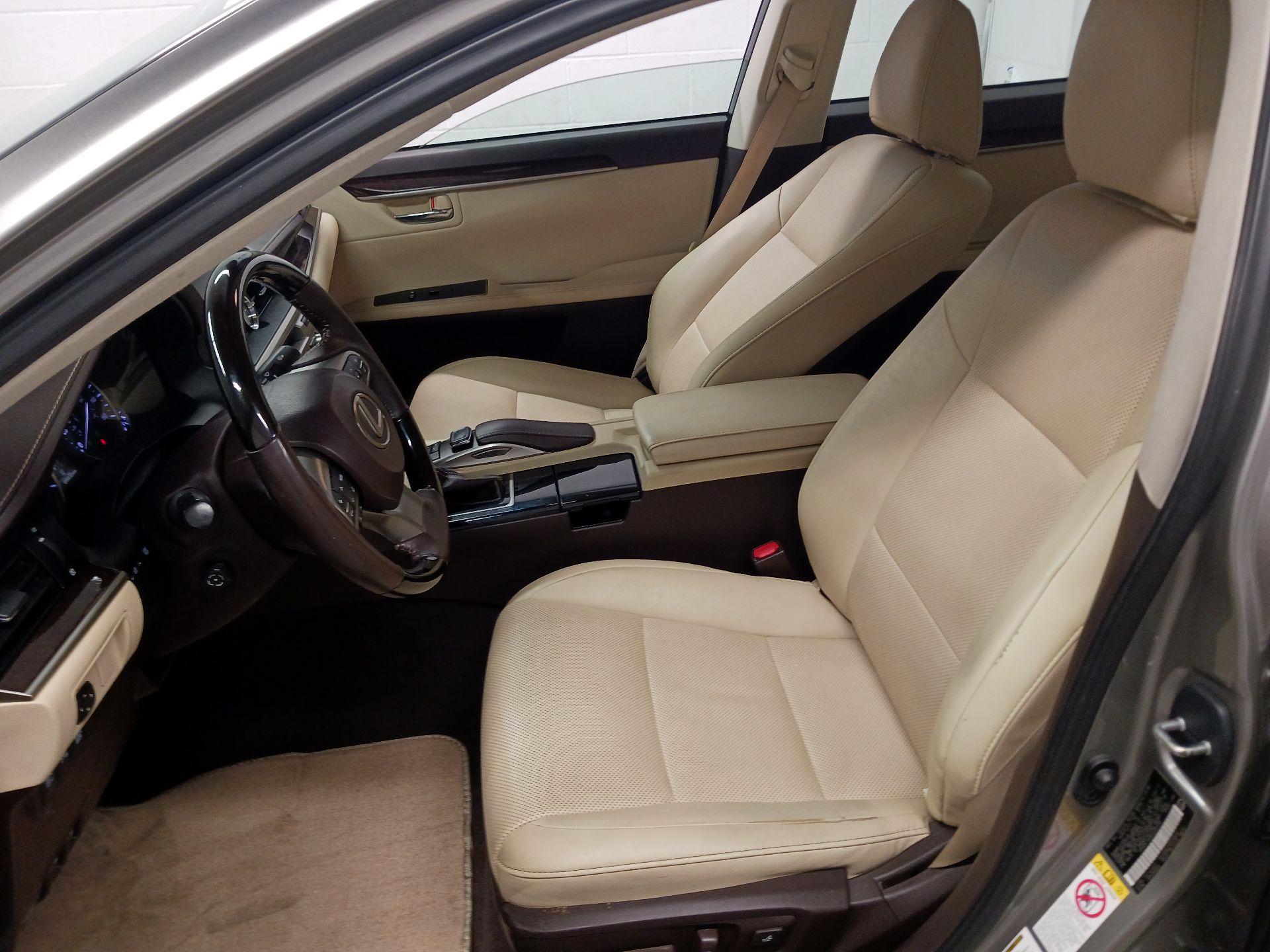 Thumbnail: 2018 Lexus ES - 9