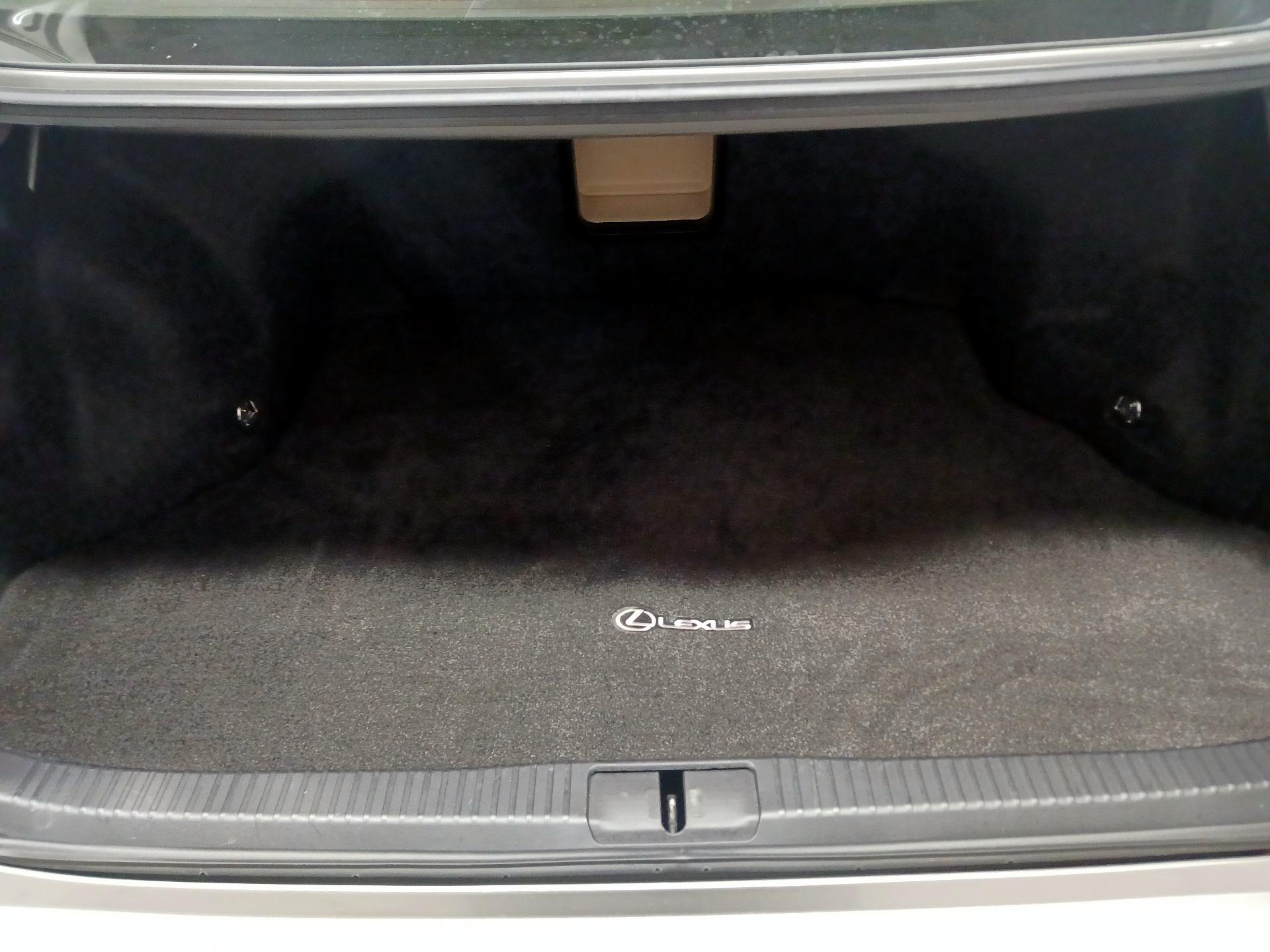 Thumbnail: 2018 Lexus ES - 15