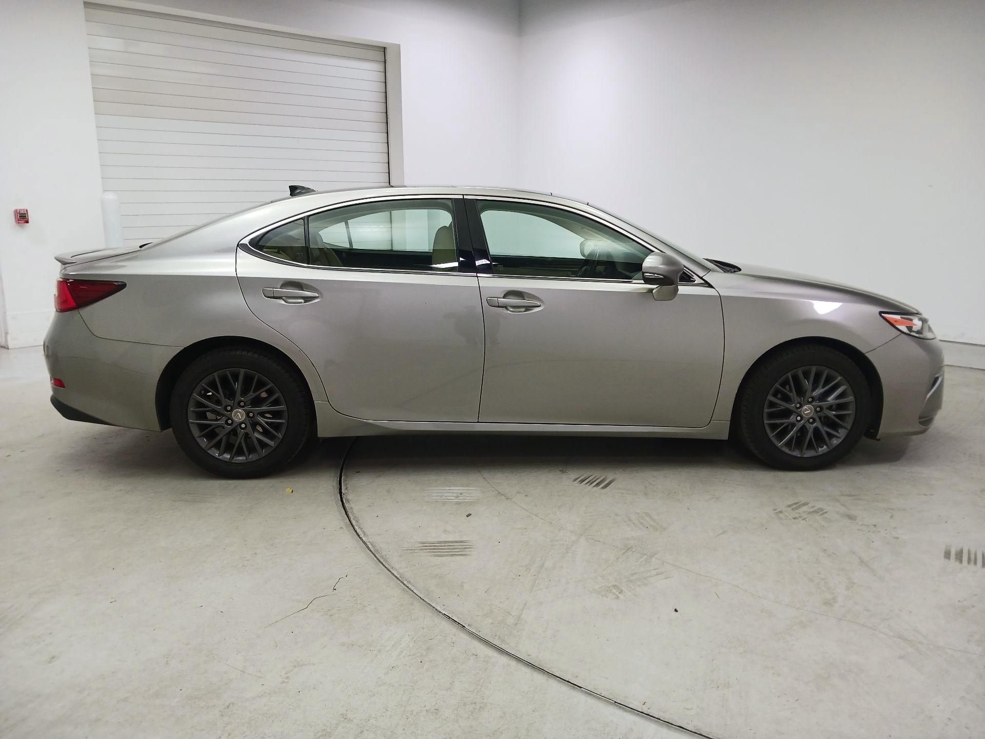 Thumbnail: 2018 Lexus ES - 4