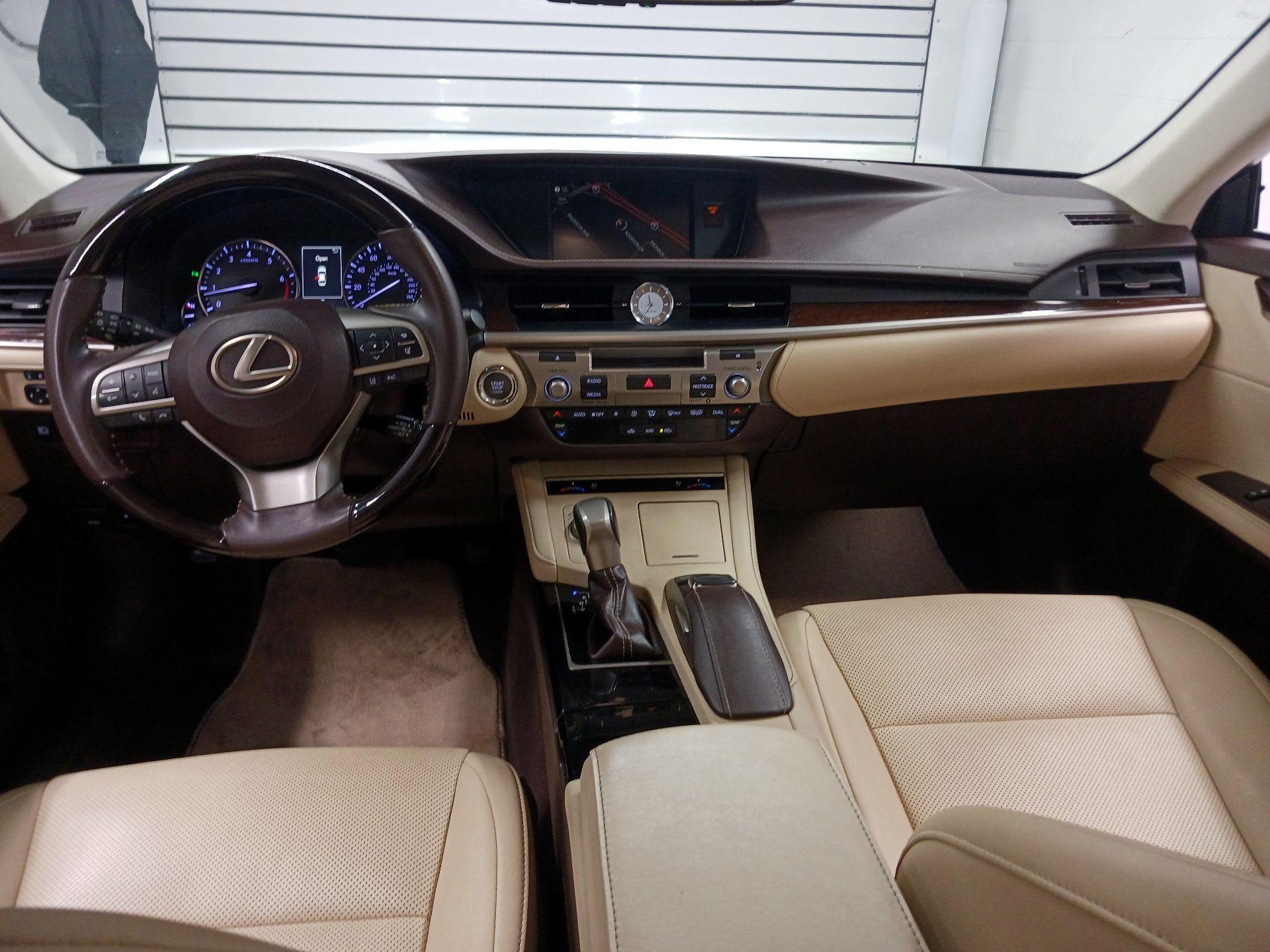 Thumbnail: 2018 Lexus ES - 8