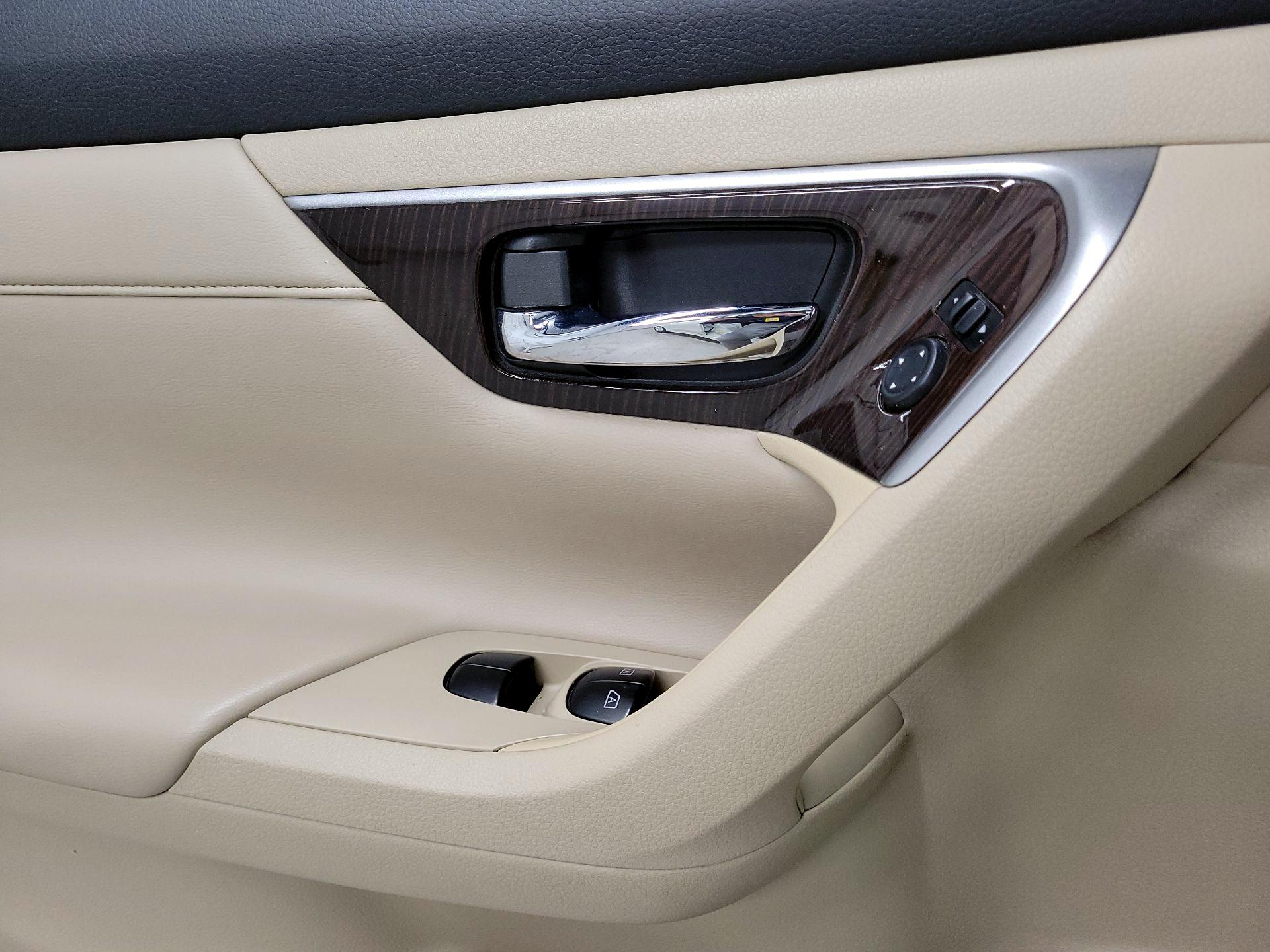 Thumbnail: 2015 Nissan Altima - 10