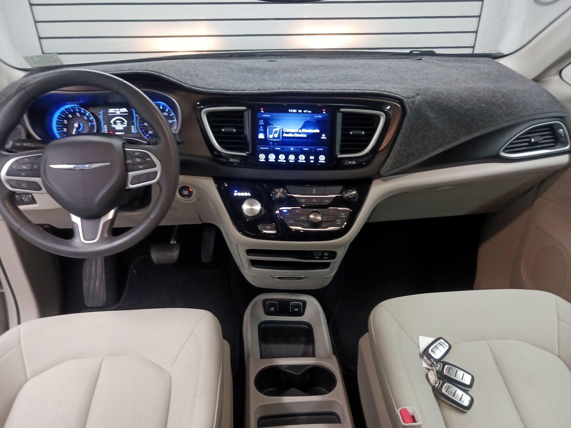 Thumbnail: 2017 Chrysler Pacifica - 9