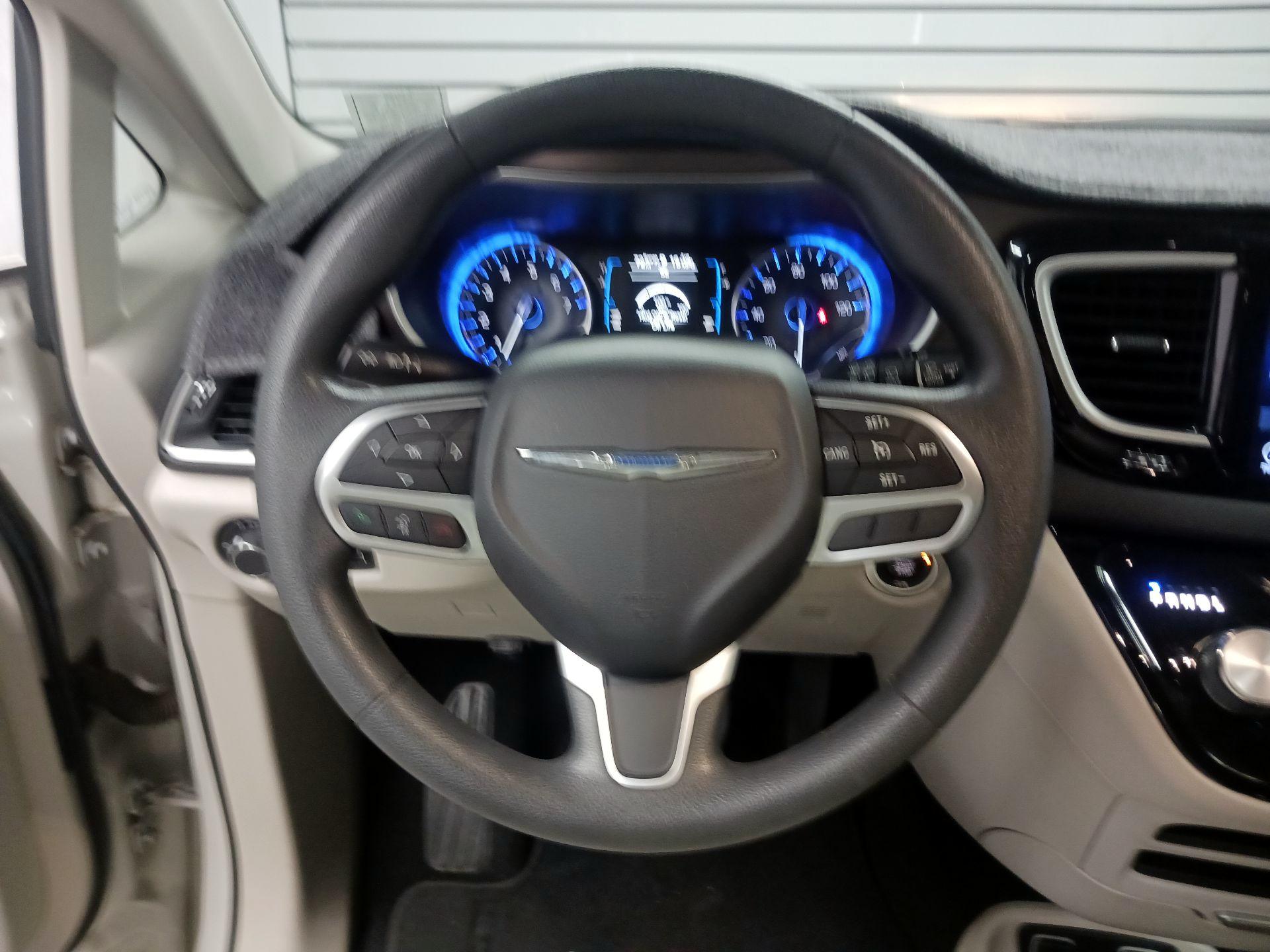 Thumbnail: 2017 Chrysler Pacifica - 10