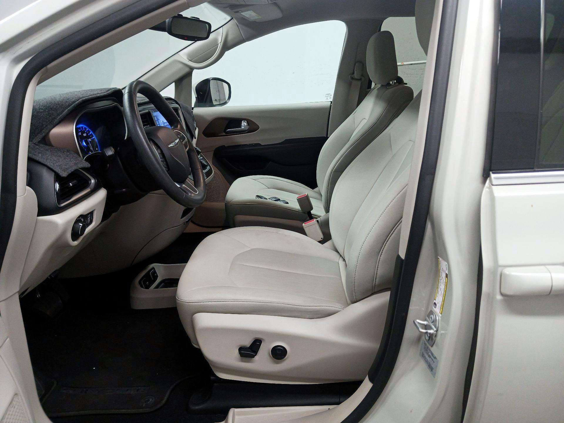 Thumbnail: 2017 Chrysler Pacifica - 11