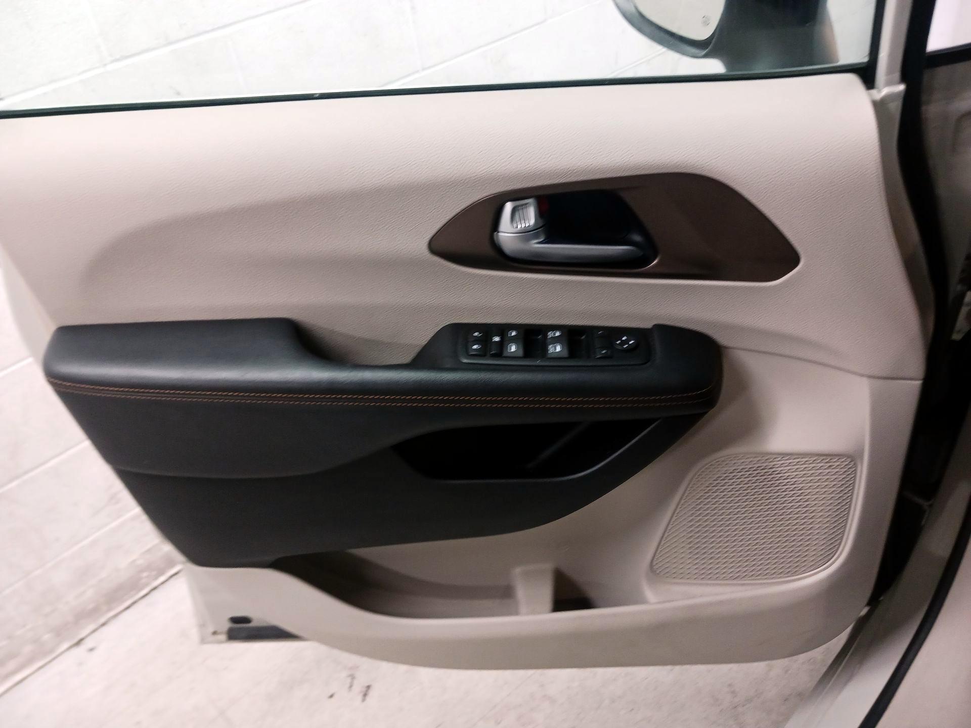 Thumbnail: 2017 Chrysler Pacifica - 12