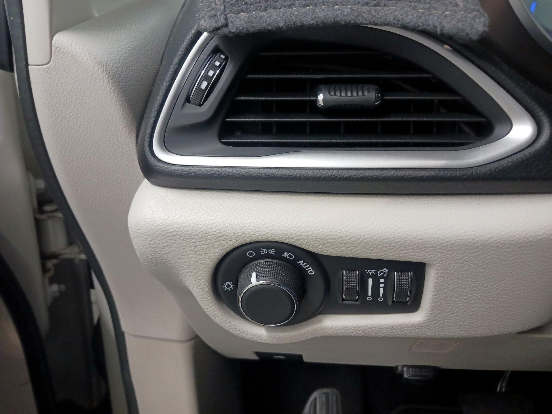 Thumbnail: 2017 Chrysler Pacifica - 13