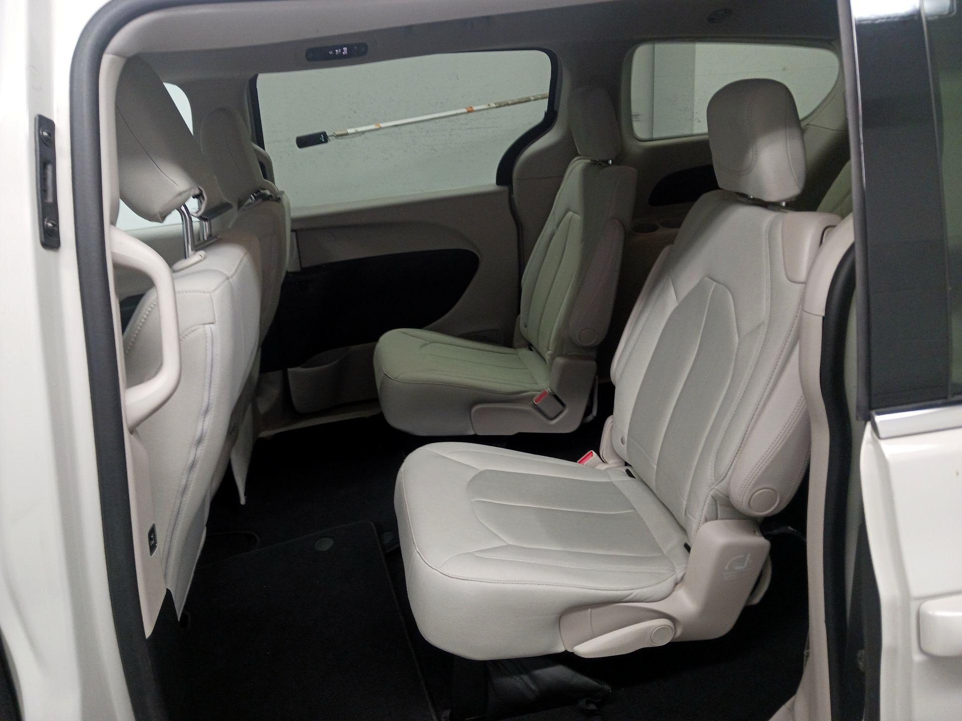 Thumbnail: 2017 Chrysler Pacifica - 19