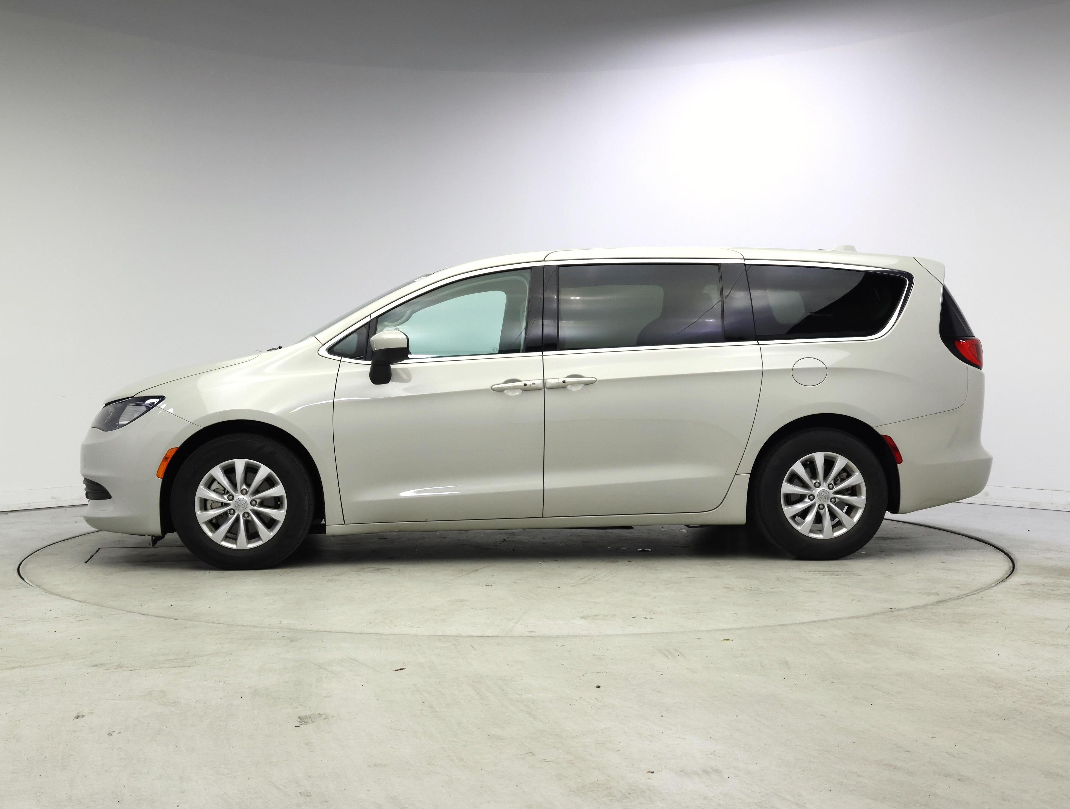 Thumbnail: 2017 Chrysler Pacifica - 3