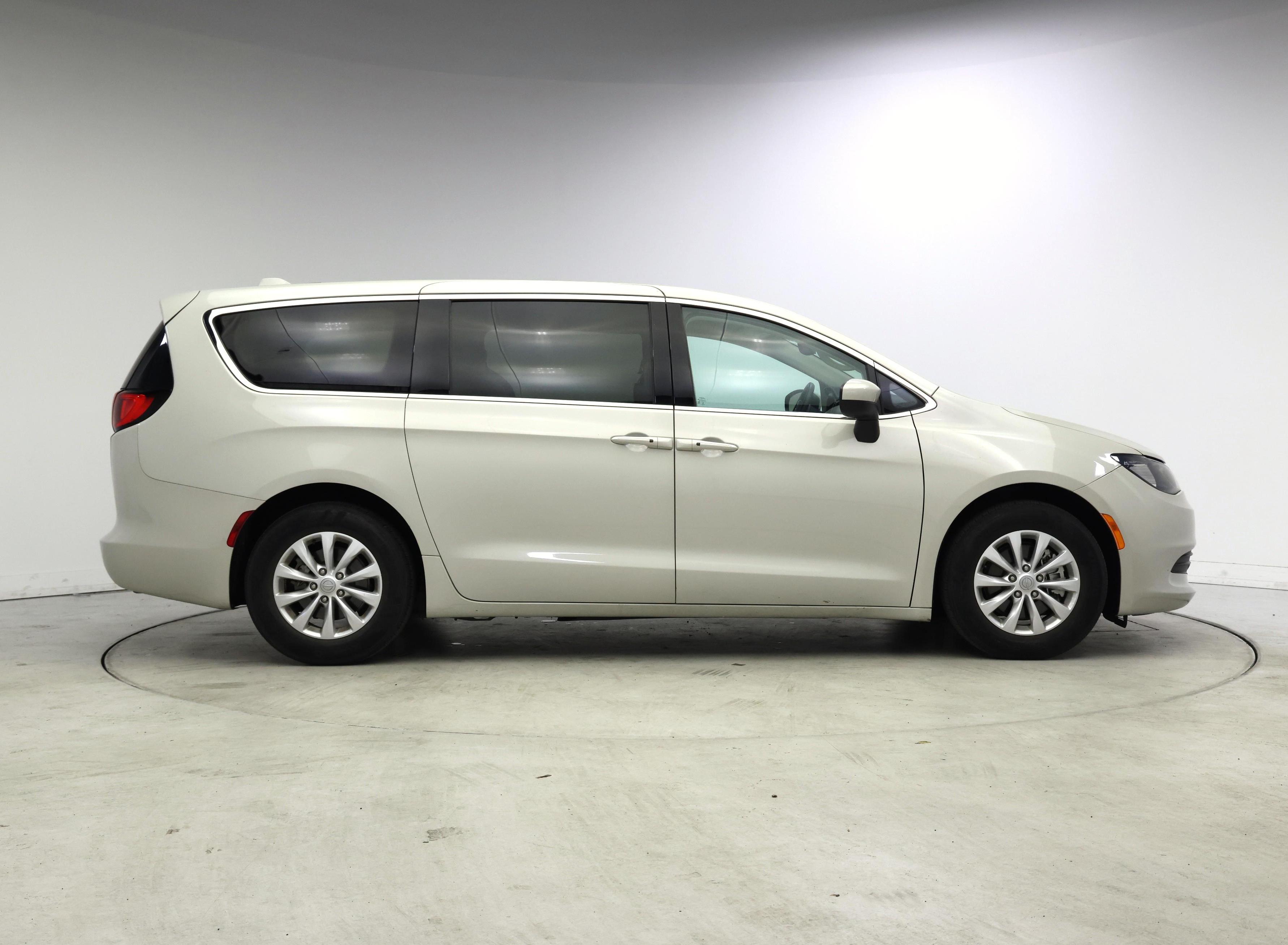 Thumbnail: 2017 Chrysler Pacifica - 7