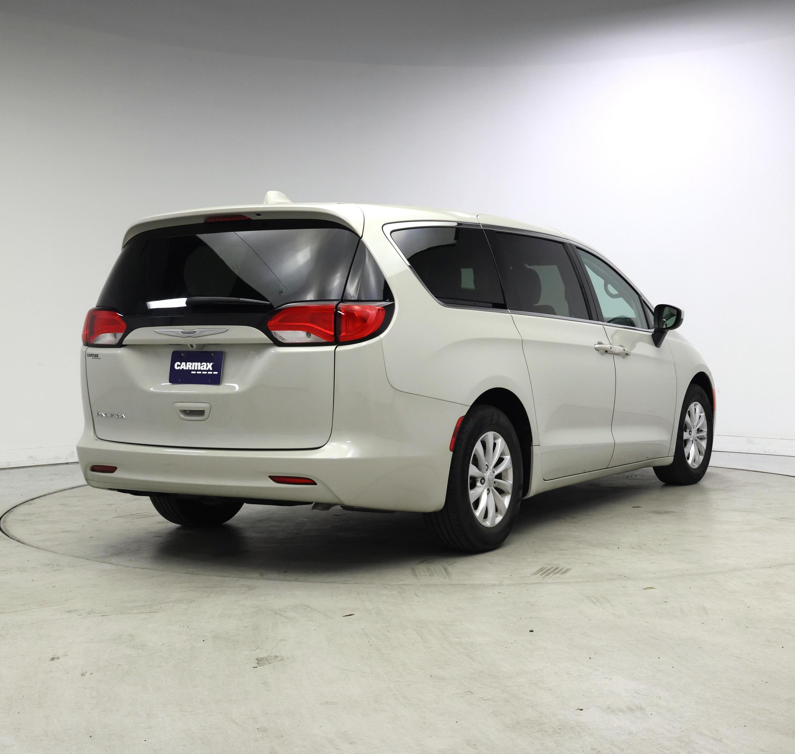 Thumbnail: 2017 Chrysler Pacifica - 8