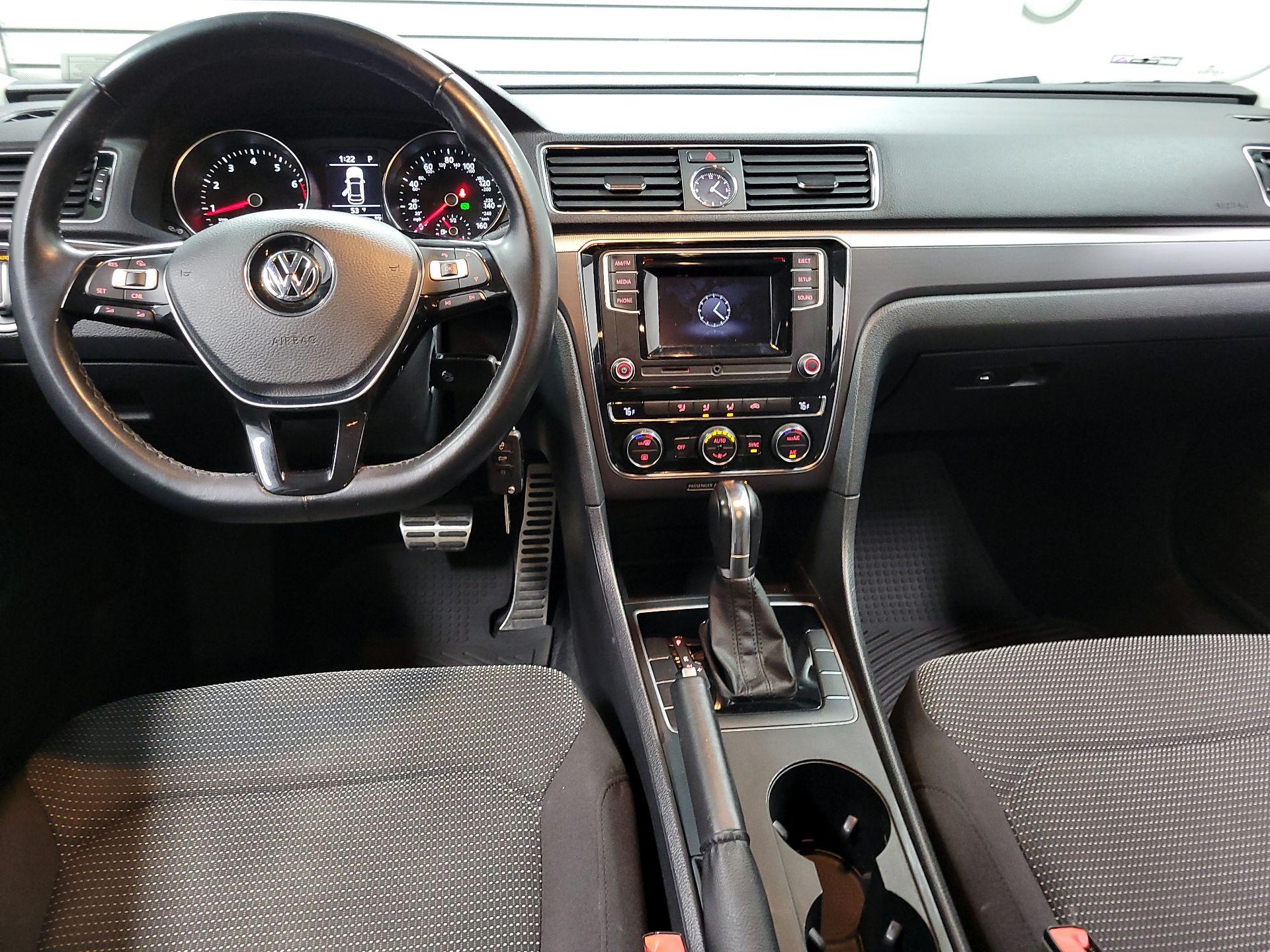 Thumbnail: 2016 Volkswagen Passat - 9