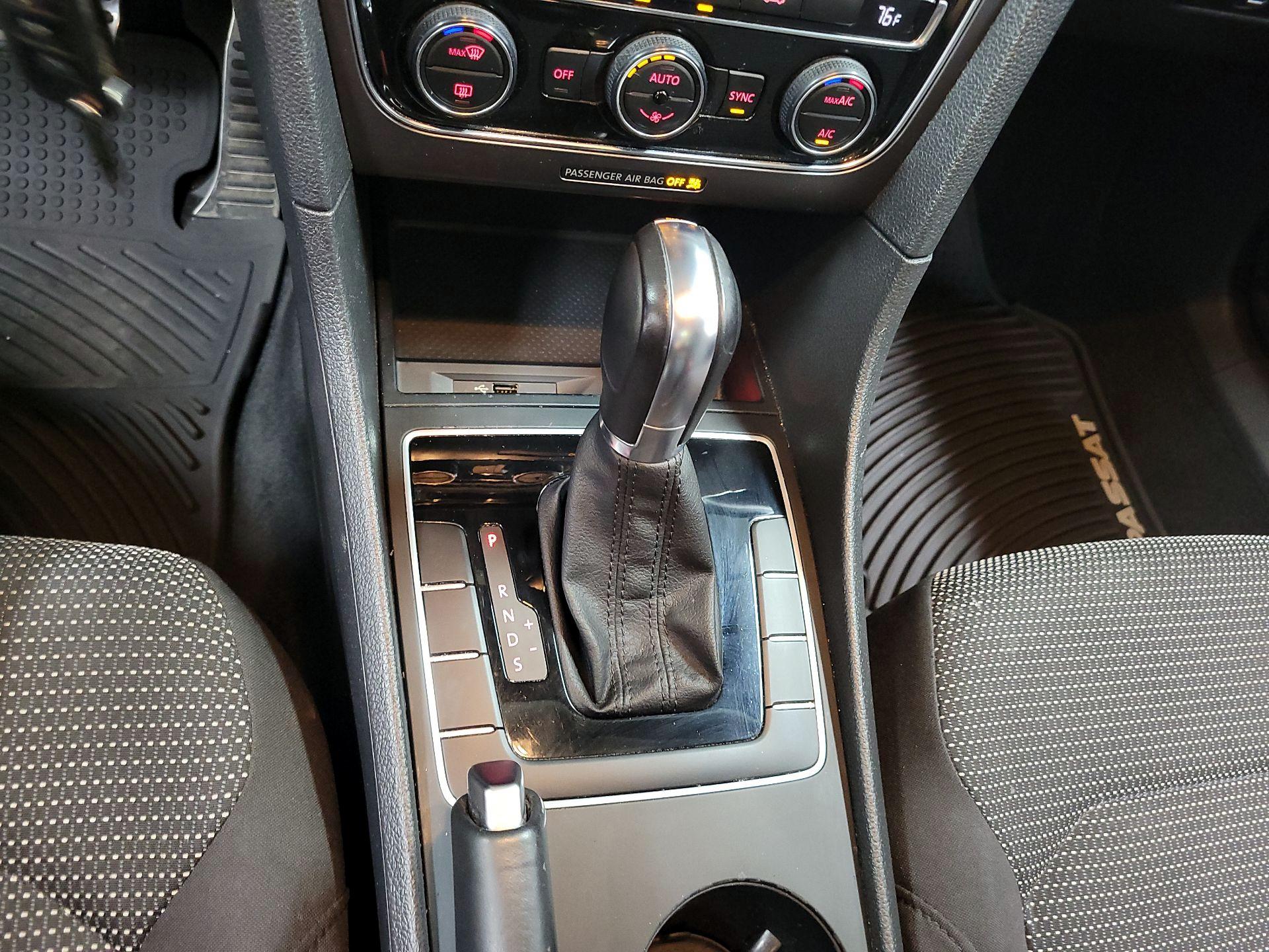 Thumbnail: 2016 Volkswagen Passat - 17