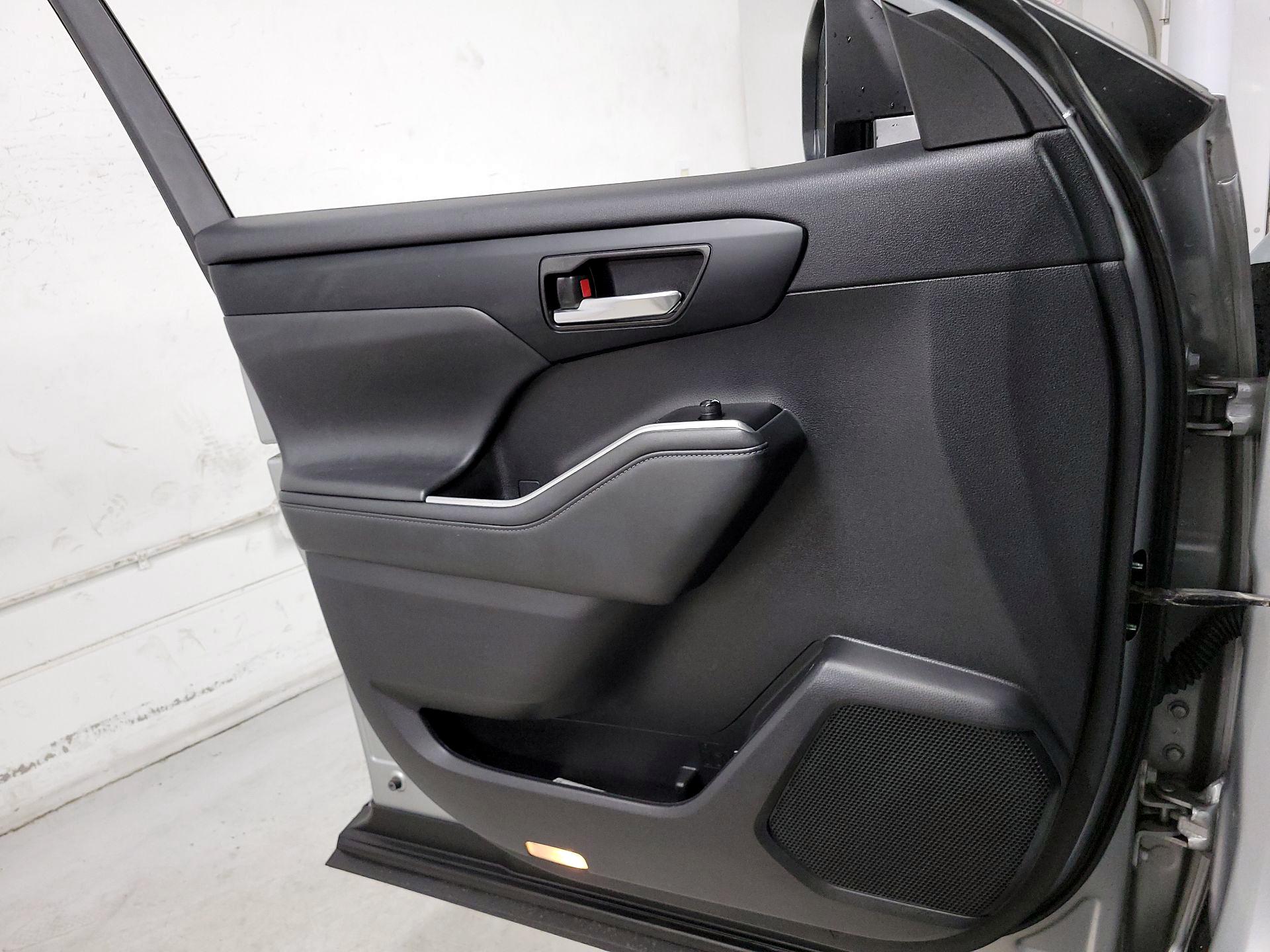 Thumbnail: 2022 Toyota Highlander - 12