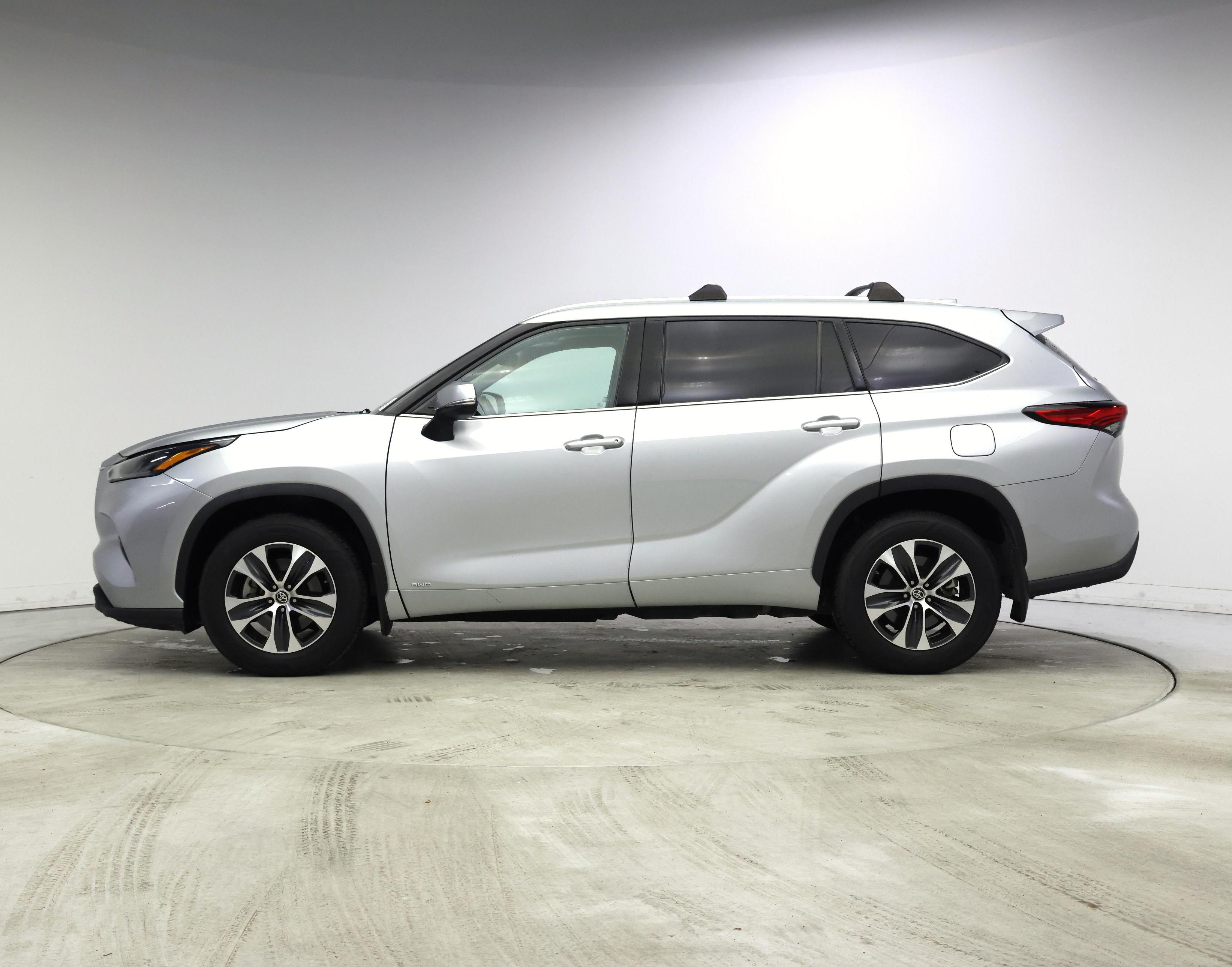 Thumbnail: 2022 Toyota Highlander - 3