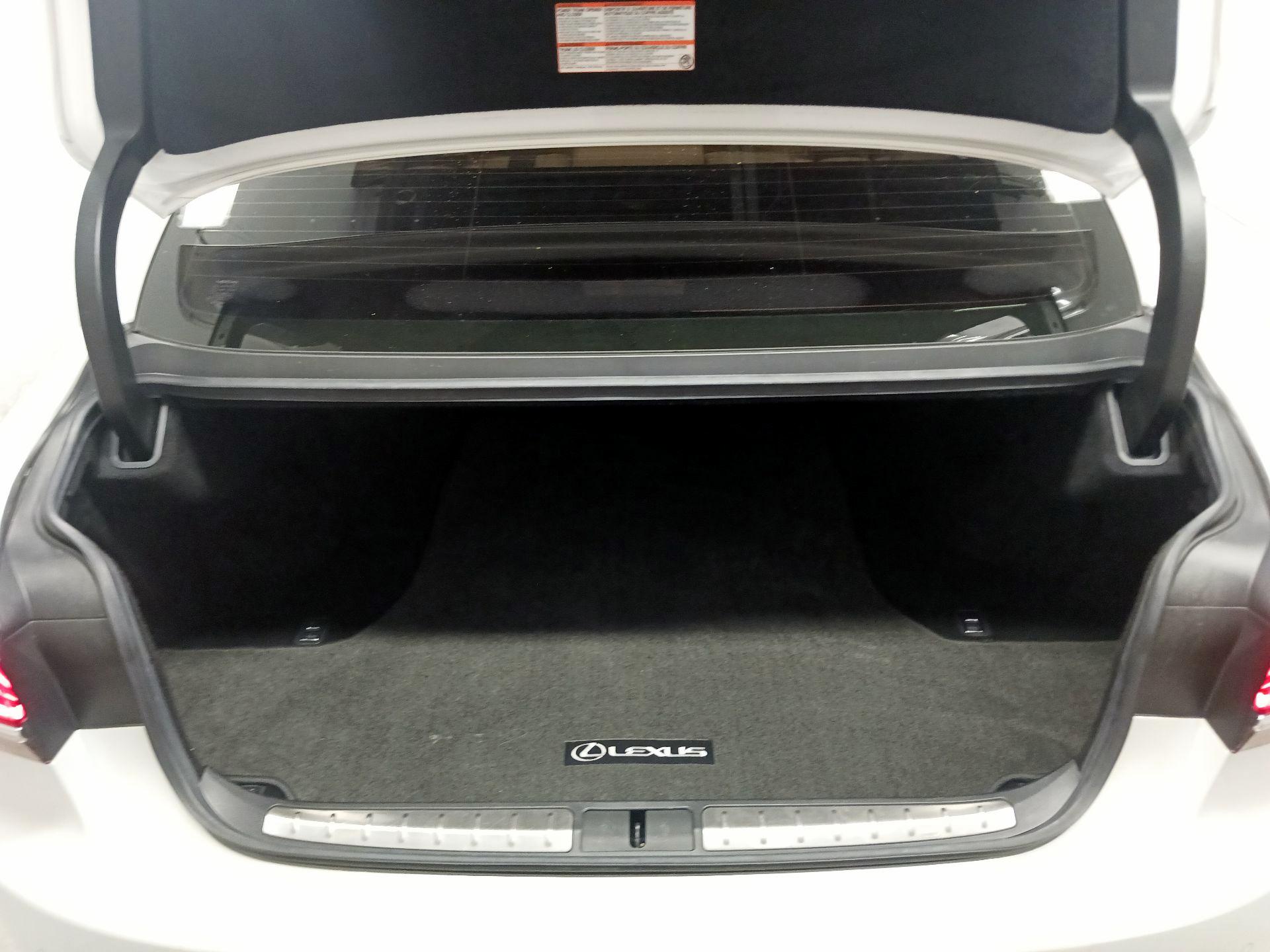 Thumbnail: 2019 Lexus LS - 19