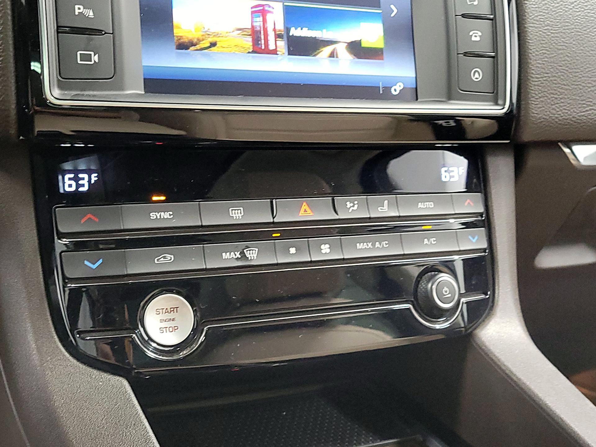 Thumbnail: 2017 Jaguar F-Pace - 15