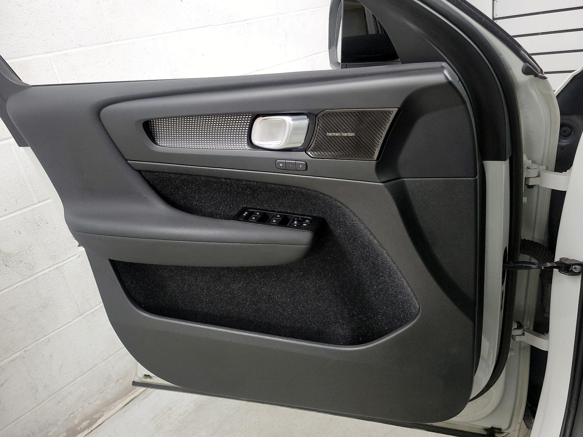 Thumbnail: 2021 Volvo XC40 - 12