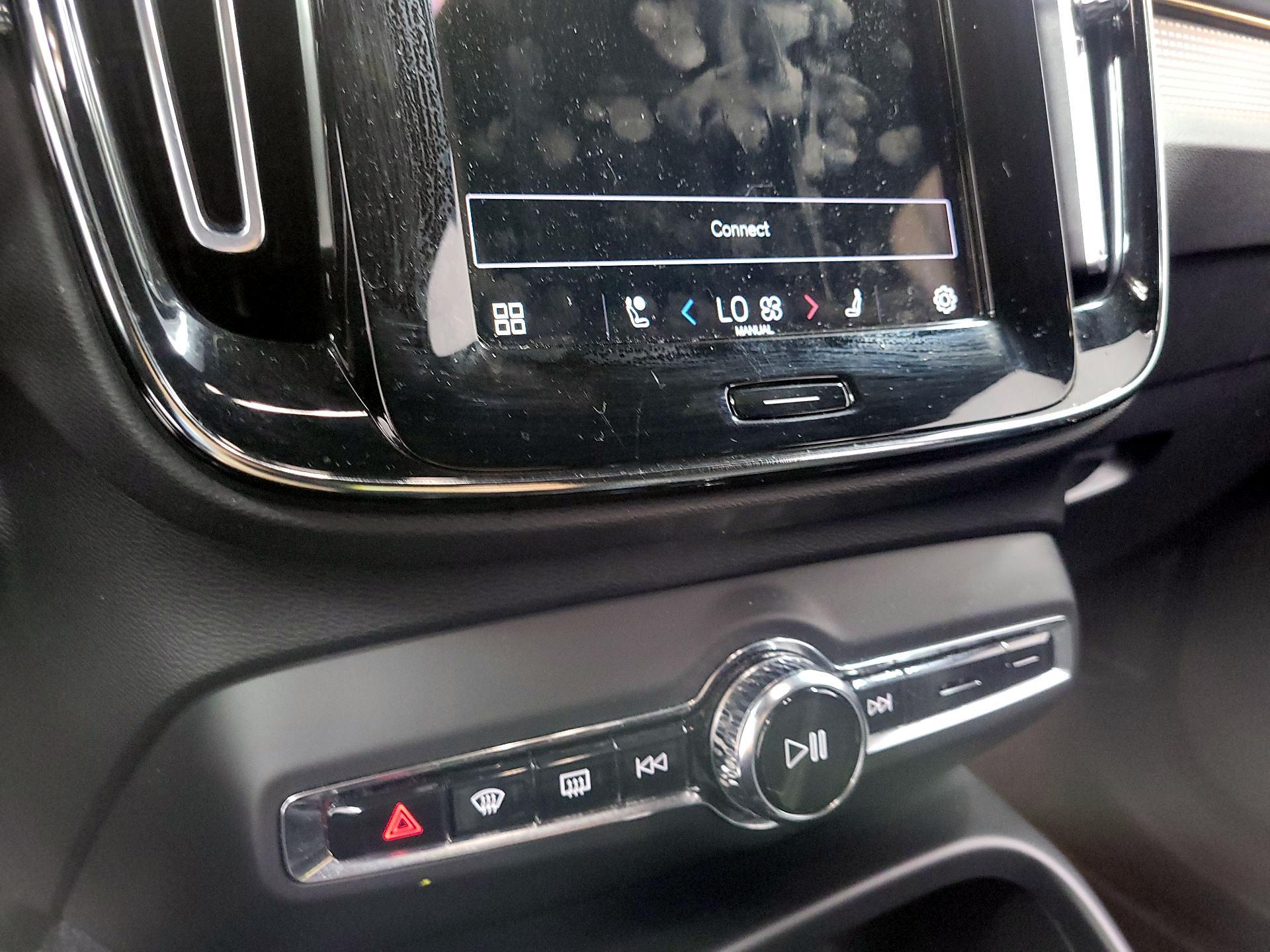 Thumbnail: 2021 Volvo XC40 - 14